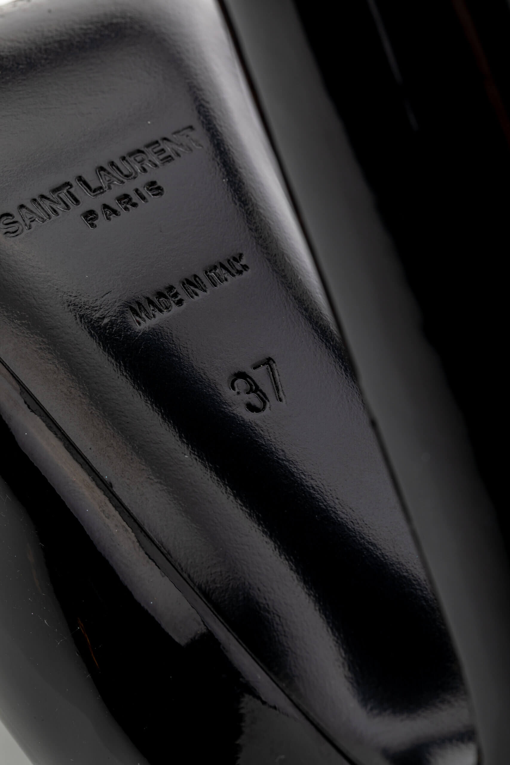 <span style="font-size: 10px;letter-spacing: .15em">NEW COLLECTION</span><br> <strong>SAINT LAURENT</strong><br> <div style="margin-top:10px;font-size:16px">Patent Silvana Pumps Black 37</div><br> - Image 20