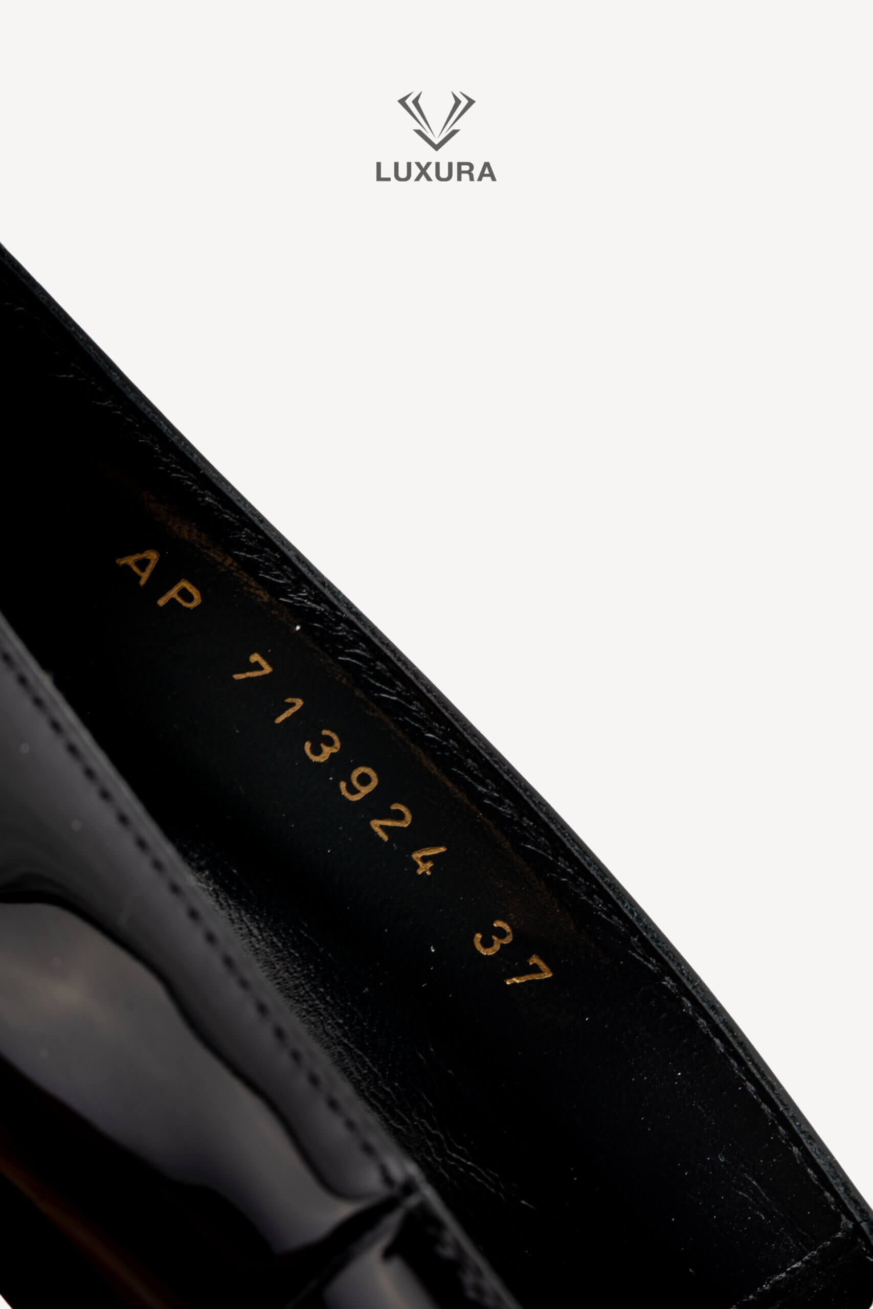 <span style="font-size: 10px;letter-spacing: .15em">NEW COLLECTION</span><br> <strong>SAINT LAURENT</strong><br> <div style="margin-top:10px;font-size:16px">Patent Silvana Pumps Black 37</div><br> - Image 18