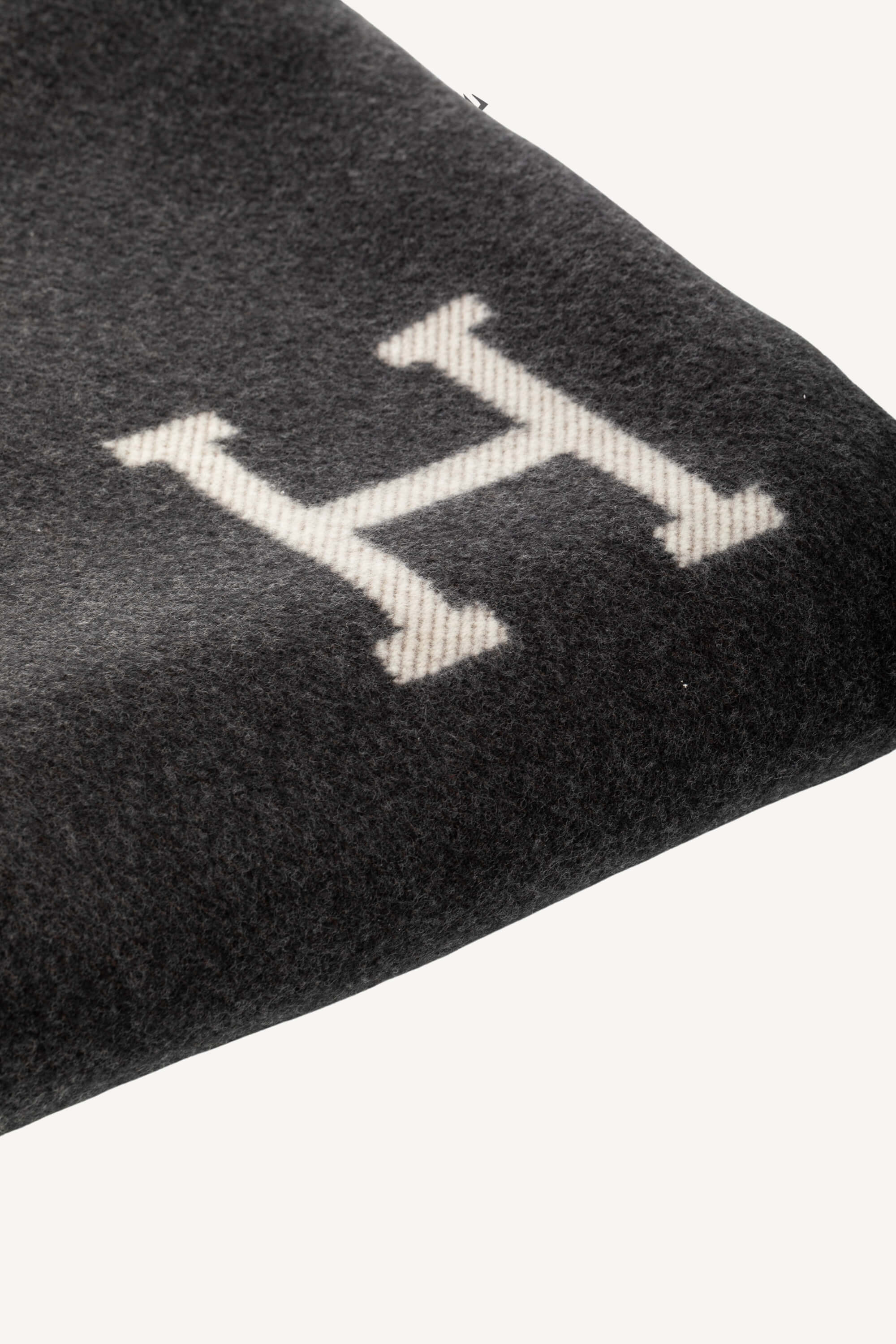 <span style="font-size: 10px;letter-spacing: .15em">HARD TO FIND</span><br>            <strong>HERMES</strong><br>            <div style="margin-top:10px;font-size:16px">Merino Wool Cashmere Avalon Blanket Ecru Dark Grey</div><br> - Image 3