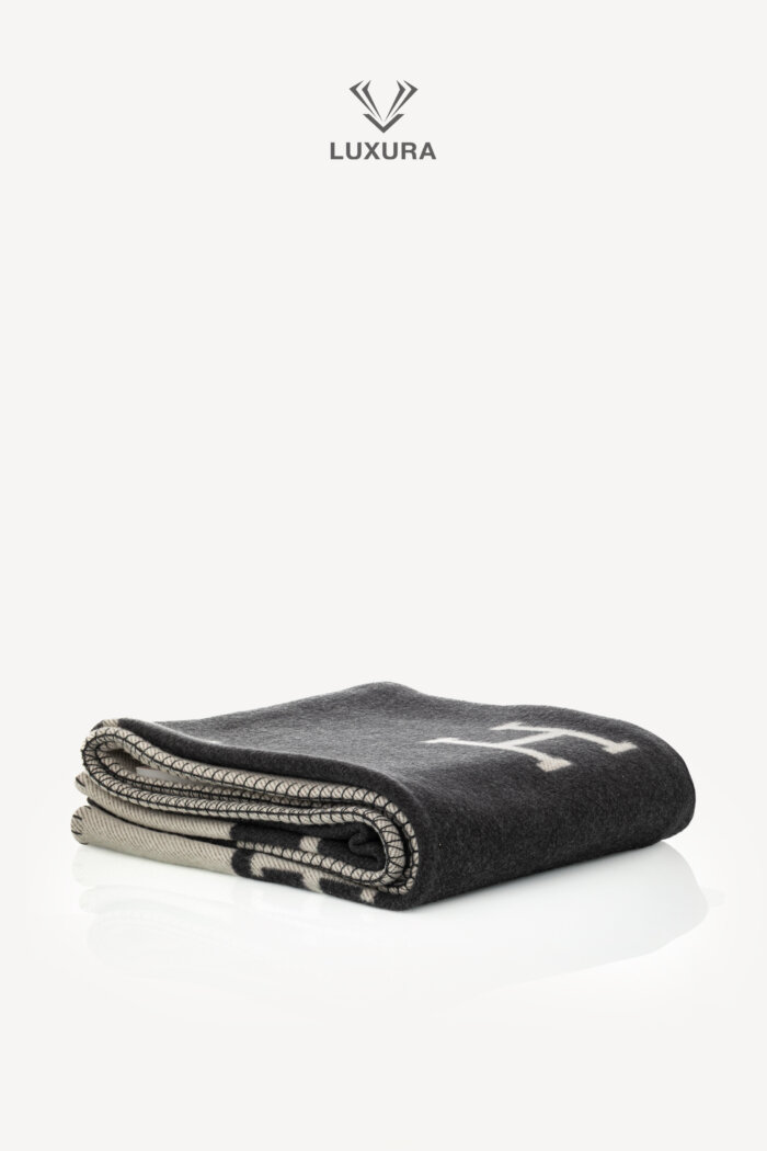 <span style="font-size: 10px;letter-spacing: .15em">HARD TO FIND</span><br>            <strong>HERMES</strong><br>            <div style="margin-top:10px;font-size:16px">Merino Wool Cashmere Avalon Blanket Ecru Dark Grey</div><br>