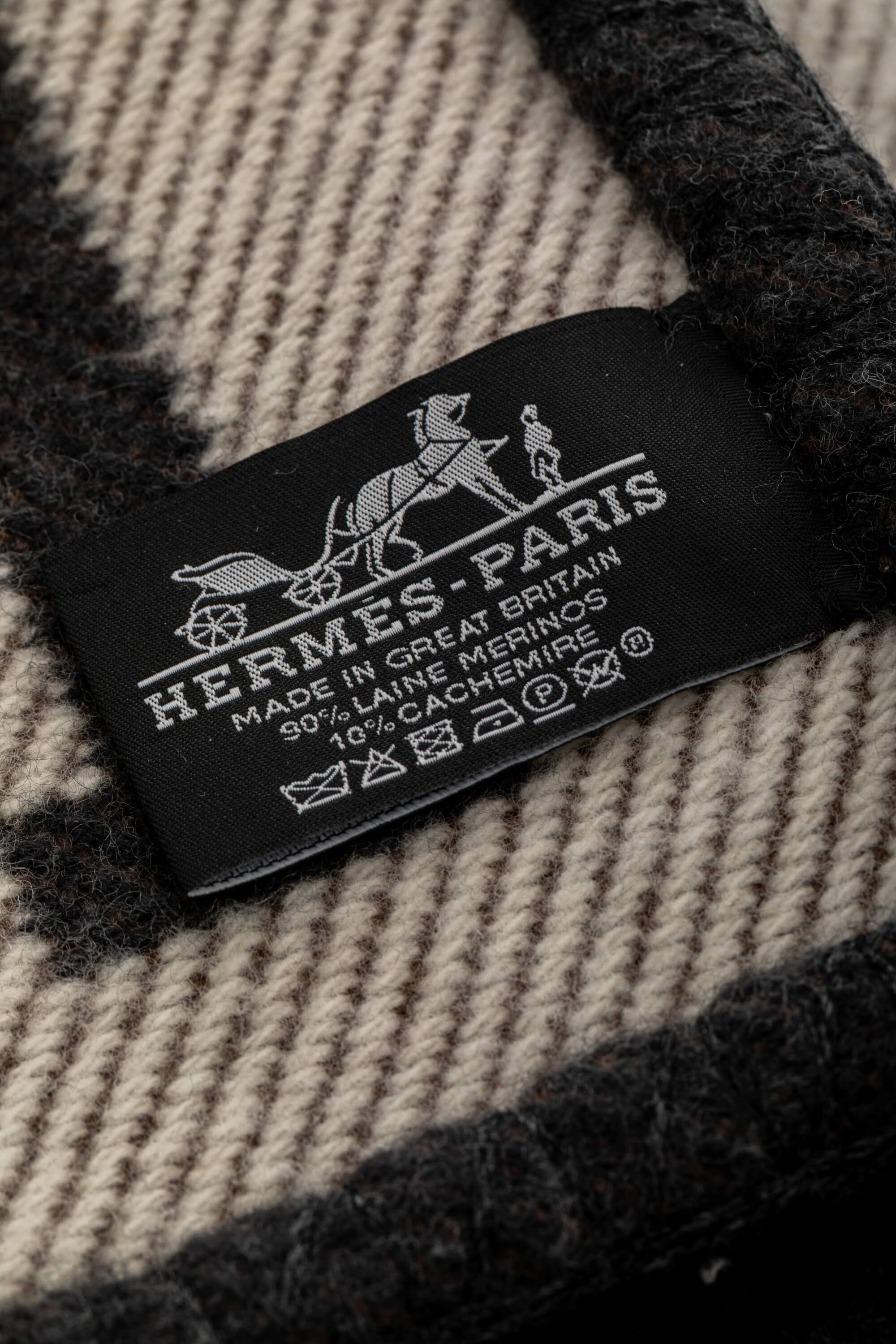 <span style="font-size: 10px;letter-spacing: .15em">HARD TO FIND</span><br>            <strong>HERMES</strong><br>            <div style="margin-top:10px;font-size:16px">Merino Wool Cashmere Avalon Blanket Ecru Dark Grey</div><br> - Image 11