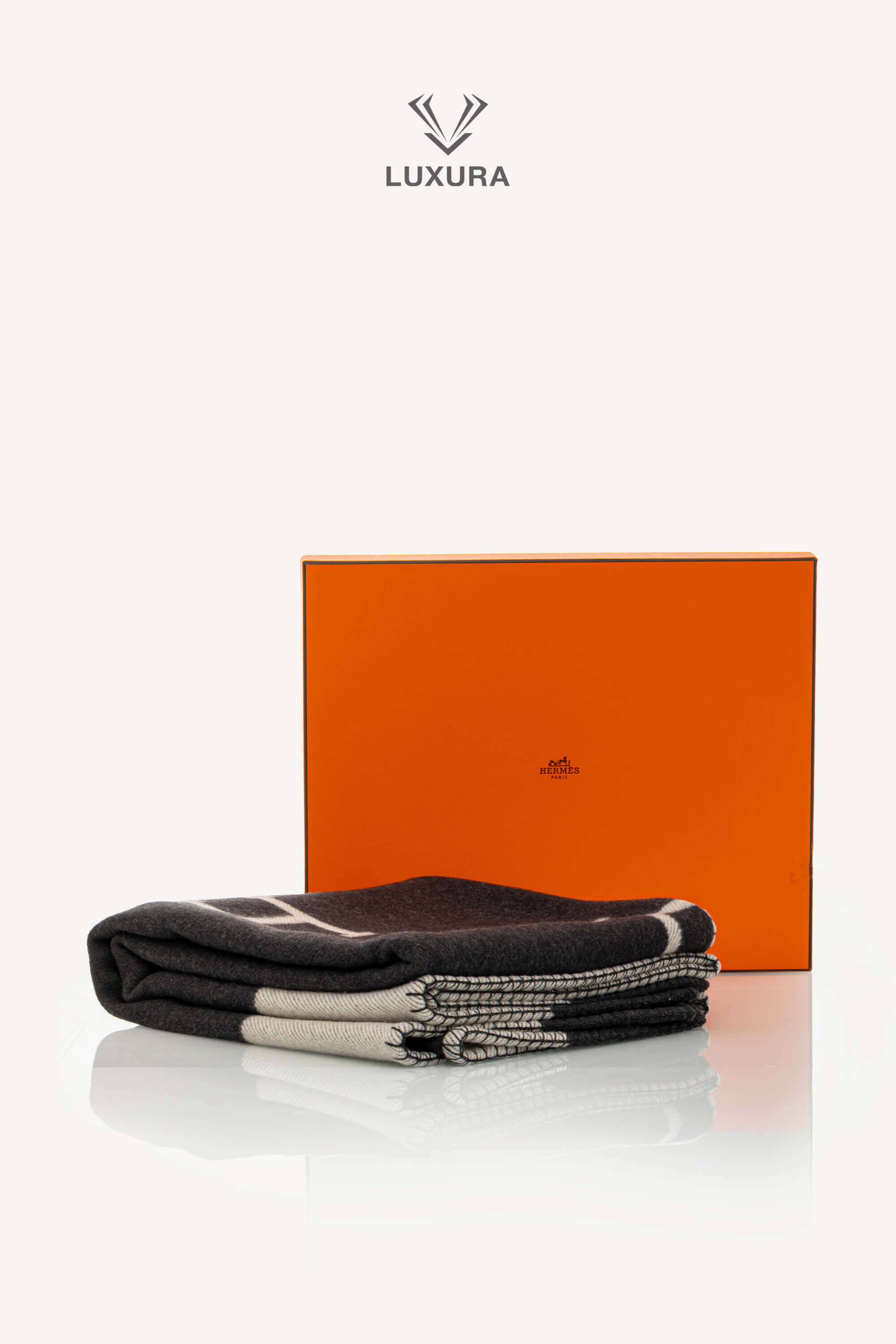 <span style="font-size: 10px;letter-spacing: .15em">HARD TO FIND</span><br>            <strong>HERMES</strong><br>            <div style="margin-top:10px;font-size:16px">Merino Wool Cashmere Avalon Blanket Ecru Dark Grey</div><br> - Image 2