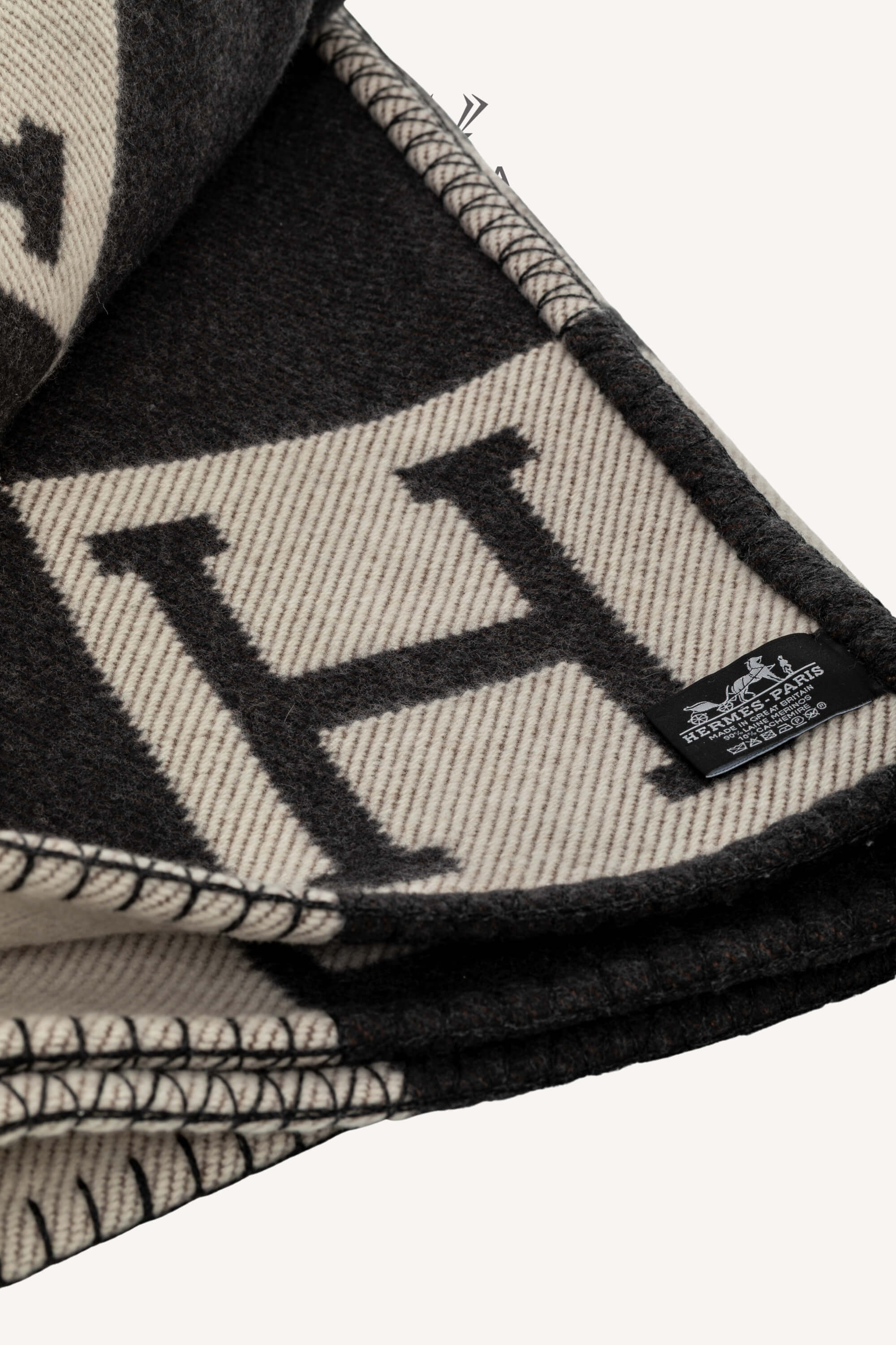 <span style="font-size: 10px;letter-spacing: .15em">HARD TO FIND</span><br>            <strong>HERMES</strong><br>            <div style="margin-top:10px;font-size:16px">Merino Wool Cashmere Avalon Blanket Ecru Dark Grey</div><br> - Image 9