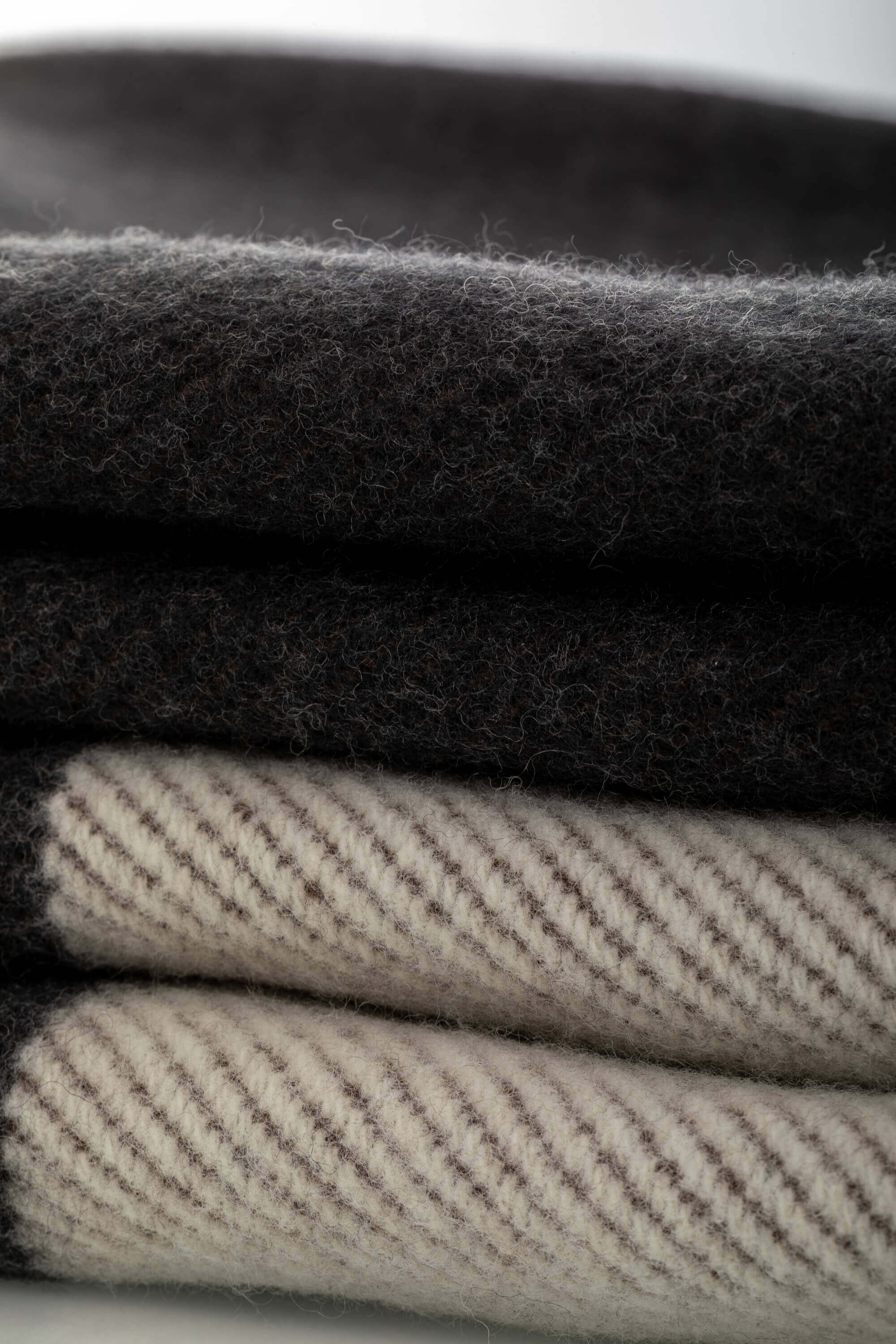 <span style="font-size: 10px;letter-spacing: .15em">HARD TO FIND</span><br>            <strong>HERMES</strong><br>            <div style="margin-top:10px;font-size:16px">Merino Wool Cashmere Avalon Blanket Ecru Dark Grey</div><br> - Image 10