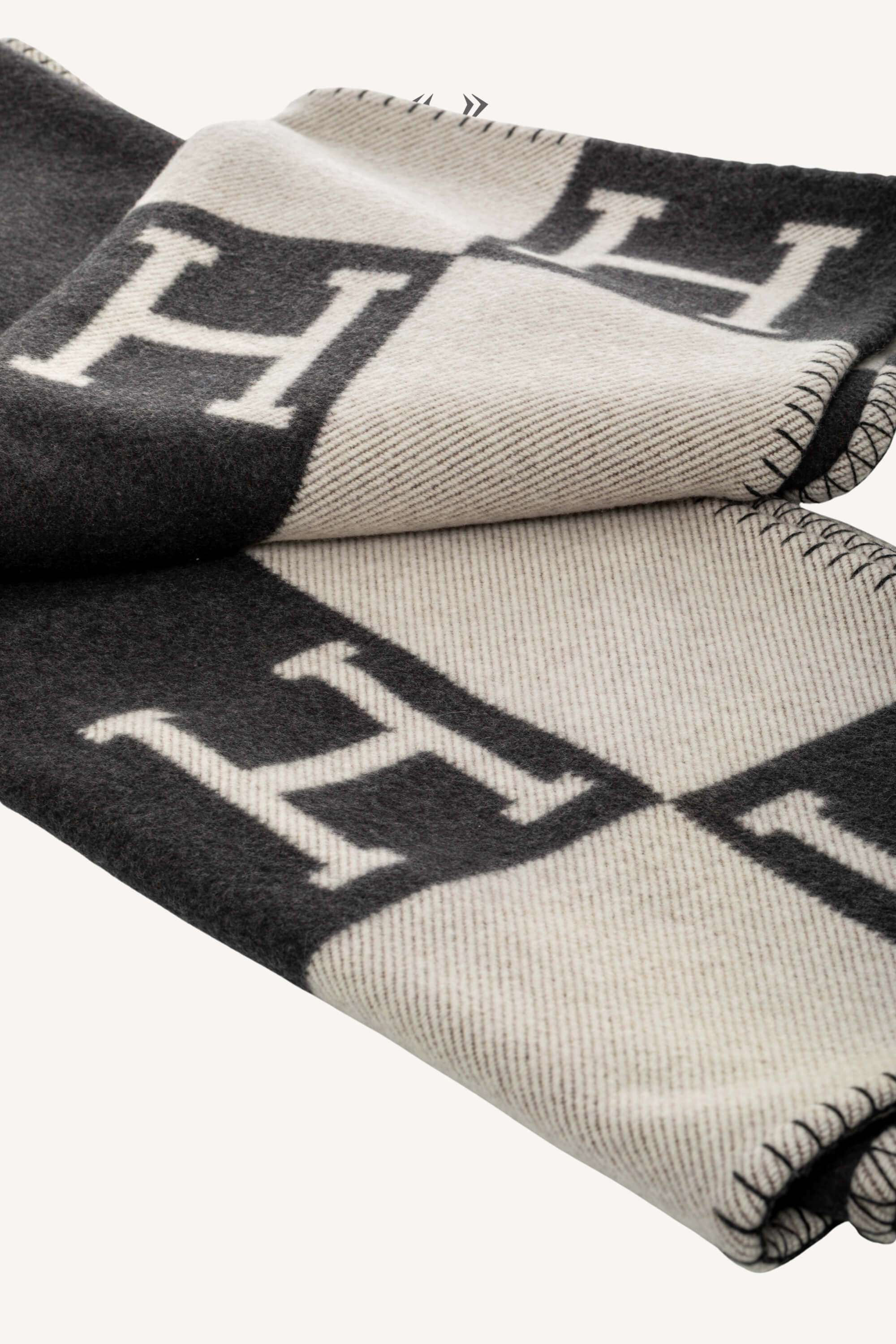 <span style="font-size: 10px;letter-spacing: .15em">HARD TO FIND</span><br>            <strong>HERMES</strong><br>            <div style="margin-top:10px;font-size:16px">Merino Wool Cashmere Avalon Blanket Ecru Dark Grey</div><br> - Image 7