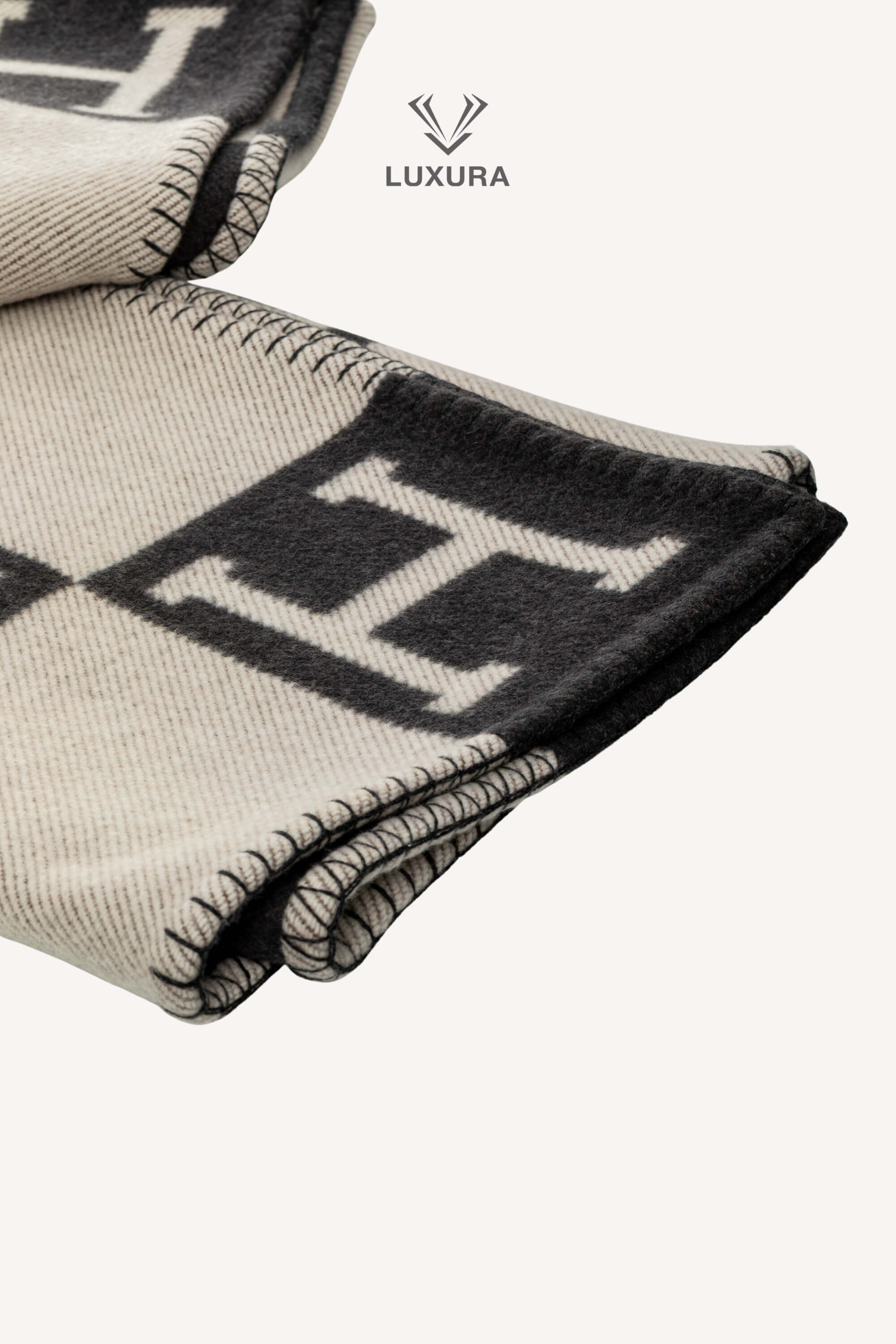 <span style="font-size: 10px;letter-spacing: .15em">HARD TO FIND</span><br>            <strong>HERMES</strong><br>            <div style="margin-top:10px;font-size:16px">Merino Wool Cashmere Avalon Blanket Ecru Dark Grey</div><br> - Image 5