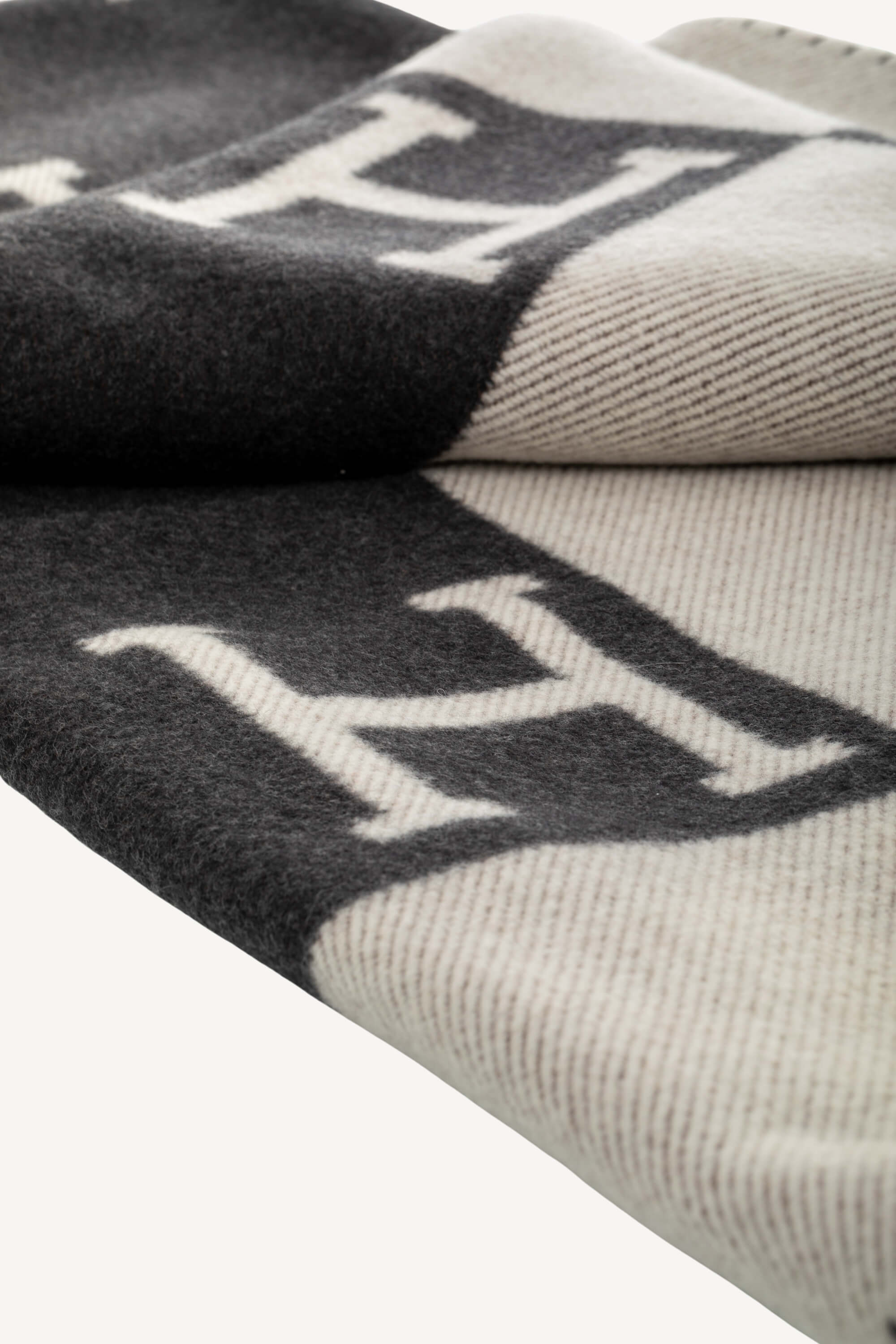 <span style="font-size: 10px;letter-spacing: .15em">HARD TO FIND</span><br>            <strong>HERMES</strong><br>            <div style="margin-top:10px;font-size:16px">Merino Wool Cashmere Avalon Blanket Ecru Dark Grey</div><br> - Image 4