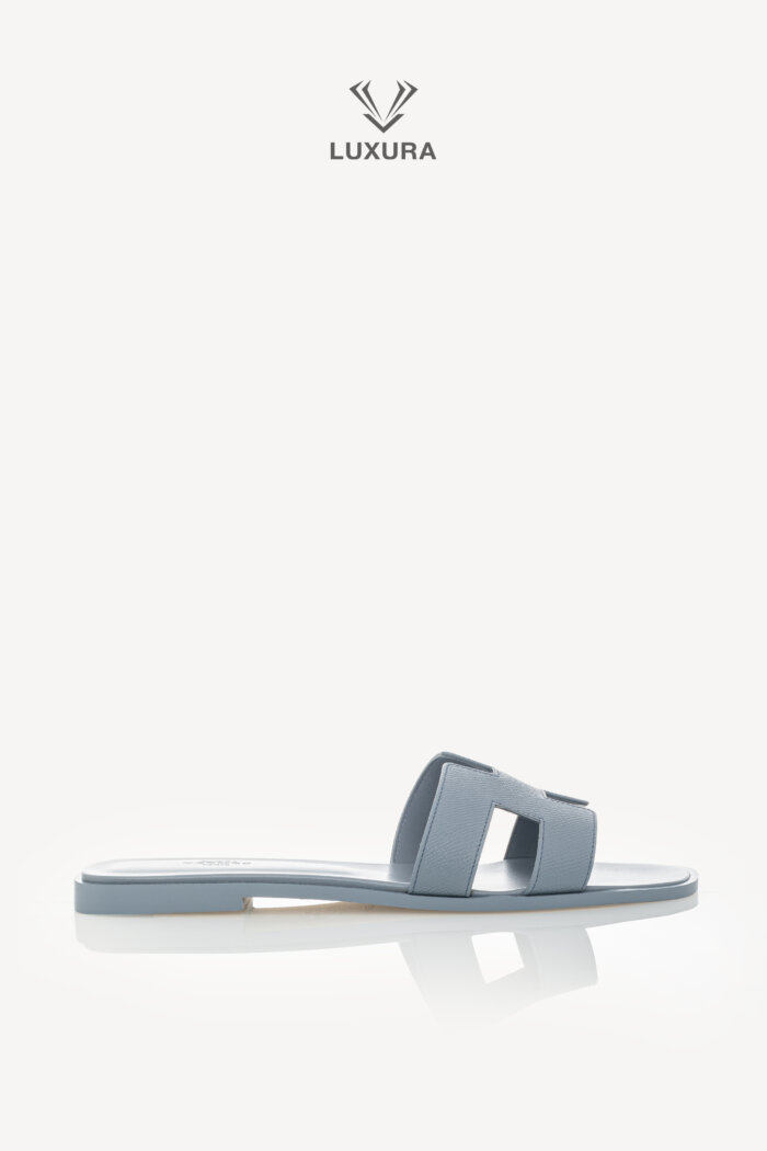 <span style="font-size: 10px;letter-spacing: .15em"></span><br>            <strong>HERMES</strong><br>            <div style="margin-top:10px;font-size:16px">Oran Sandals Bleu 42 ( true size 41 )</div><br>