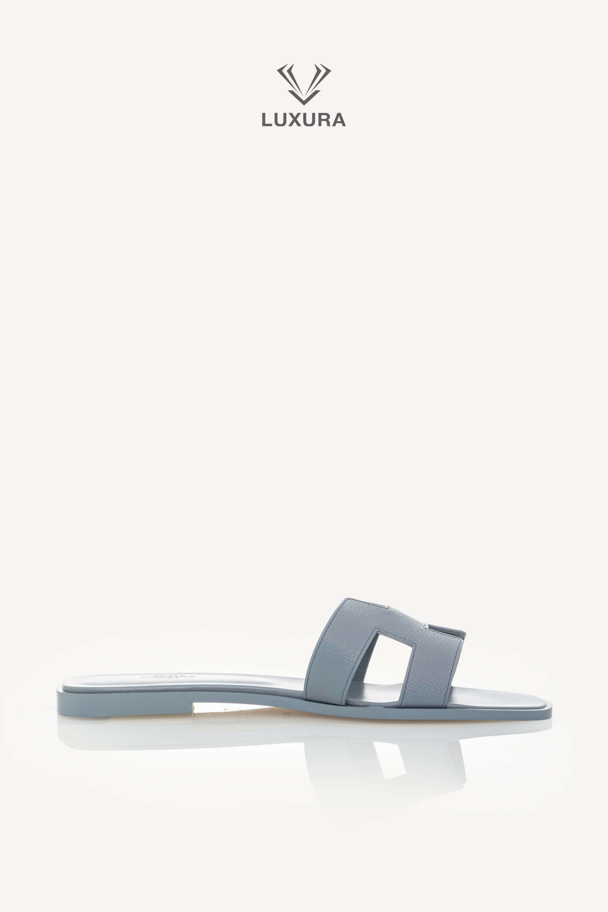 <span style="font-size: 10px;letter-spacing: .15em"></span><br>            <strong>HERMES</strong><br>            <div style="margin-top:10px;font-size:16px">Oran Sandals Bleu 42 ( true size 41 )</div><br> - Image 12