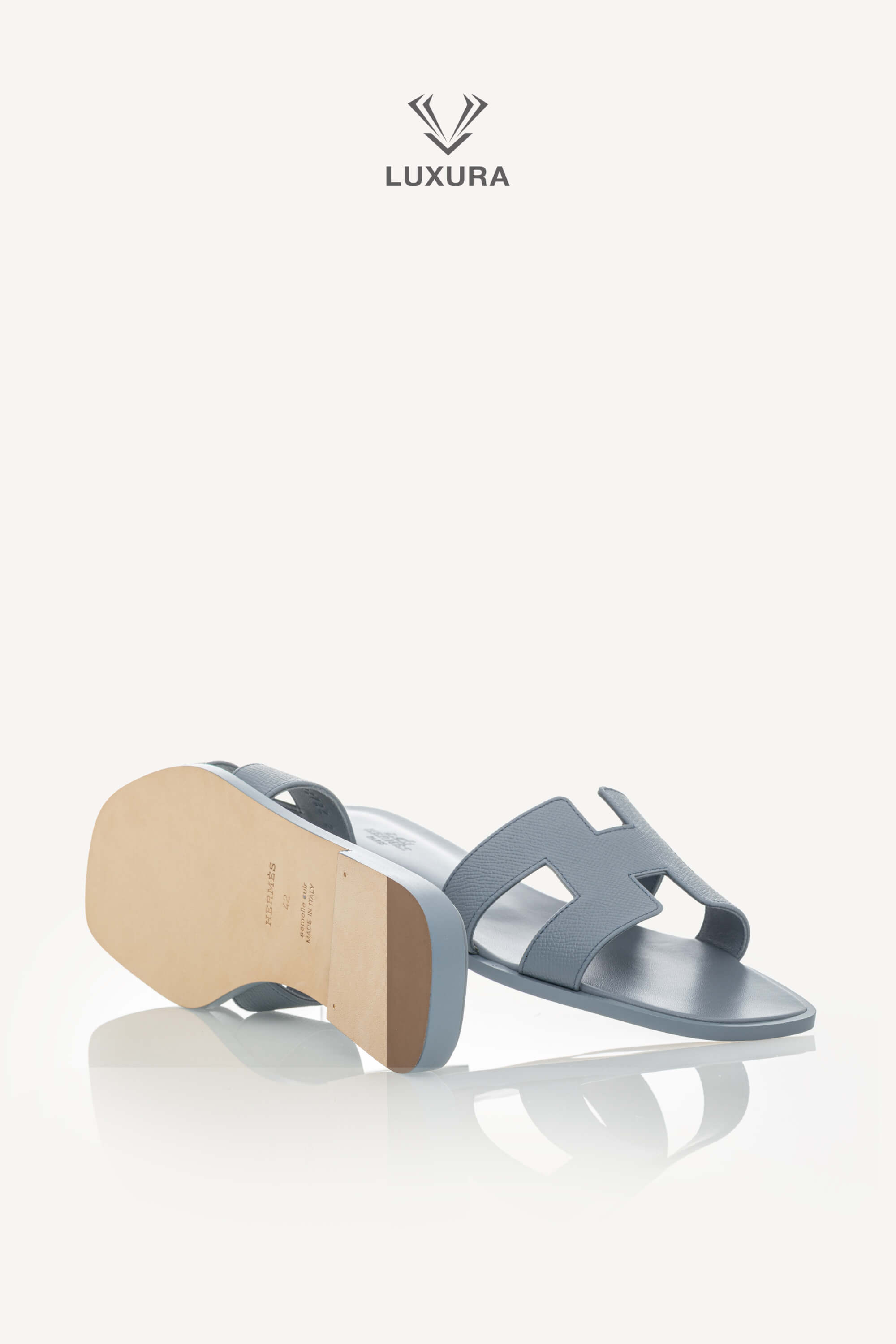 <span style="font-size: 10px;letter-spacing: .15em"></span><br>            <strong>HERMES</strong><br>            <div style="margin-top:10px;font-size:16px">Oran Sandals Bleu 42 ( true size 41 )</div><br> - Image 23