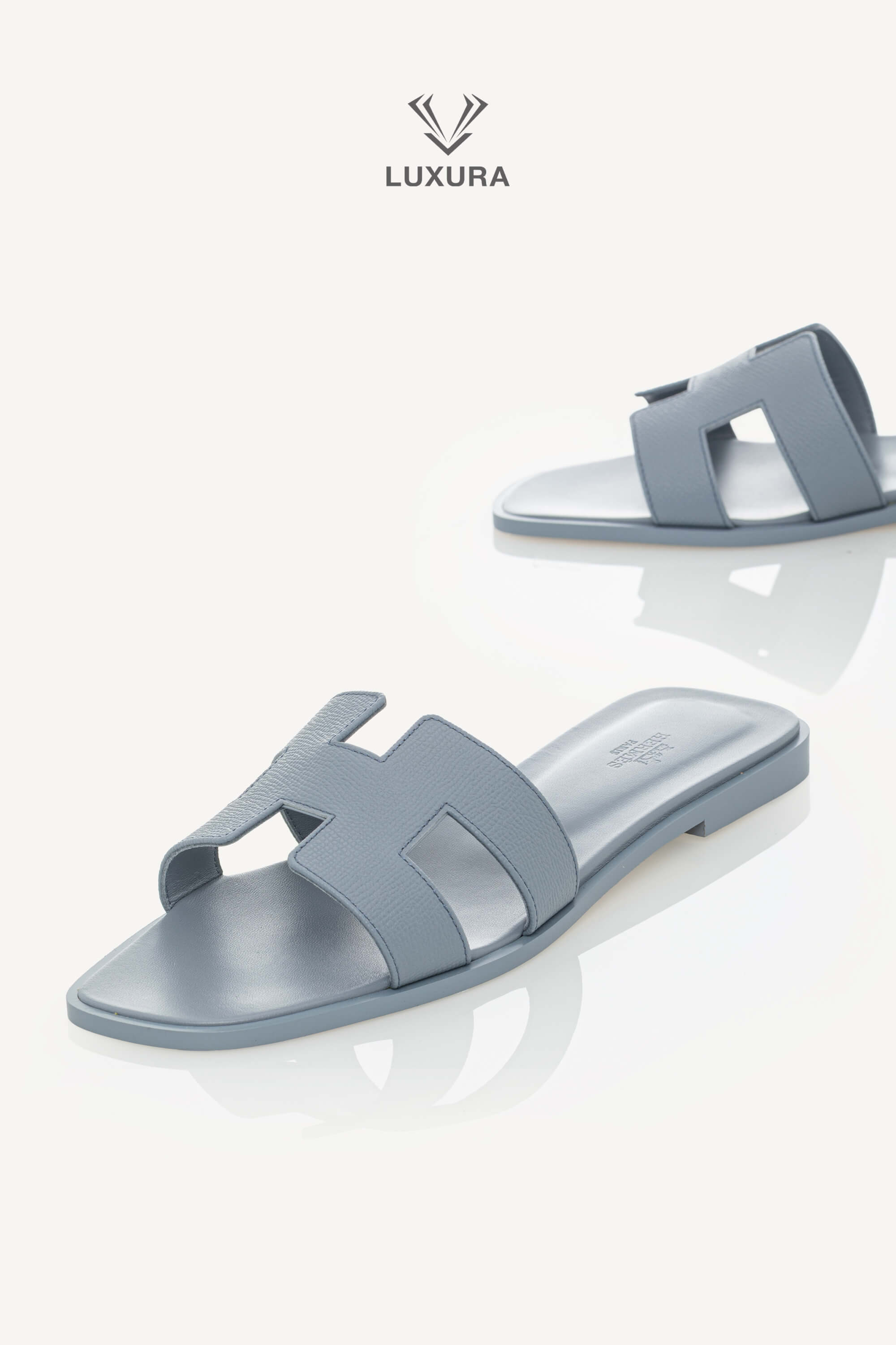 <span style="font-size: 10px;letter-spacing: .15em"></span><br>            <strong>HERMES</strong><br>            <div style="margin-top:10px;font-size:16px">Oran Sandals Bleu 42 ( true size 41 )</div><br> - Image 3