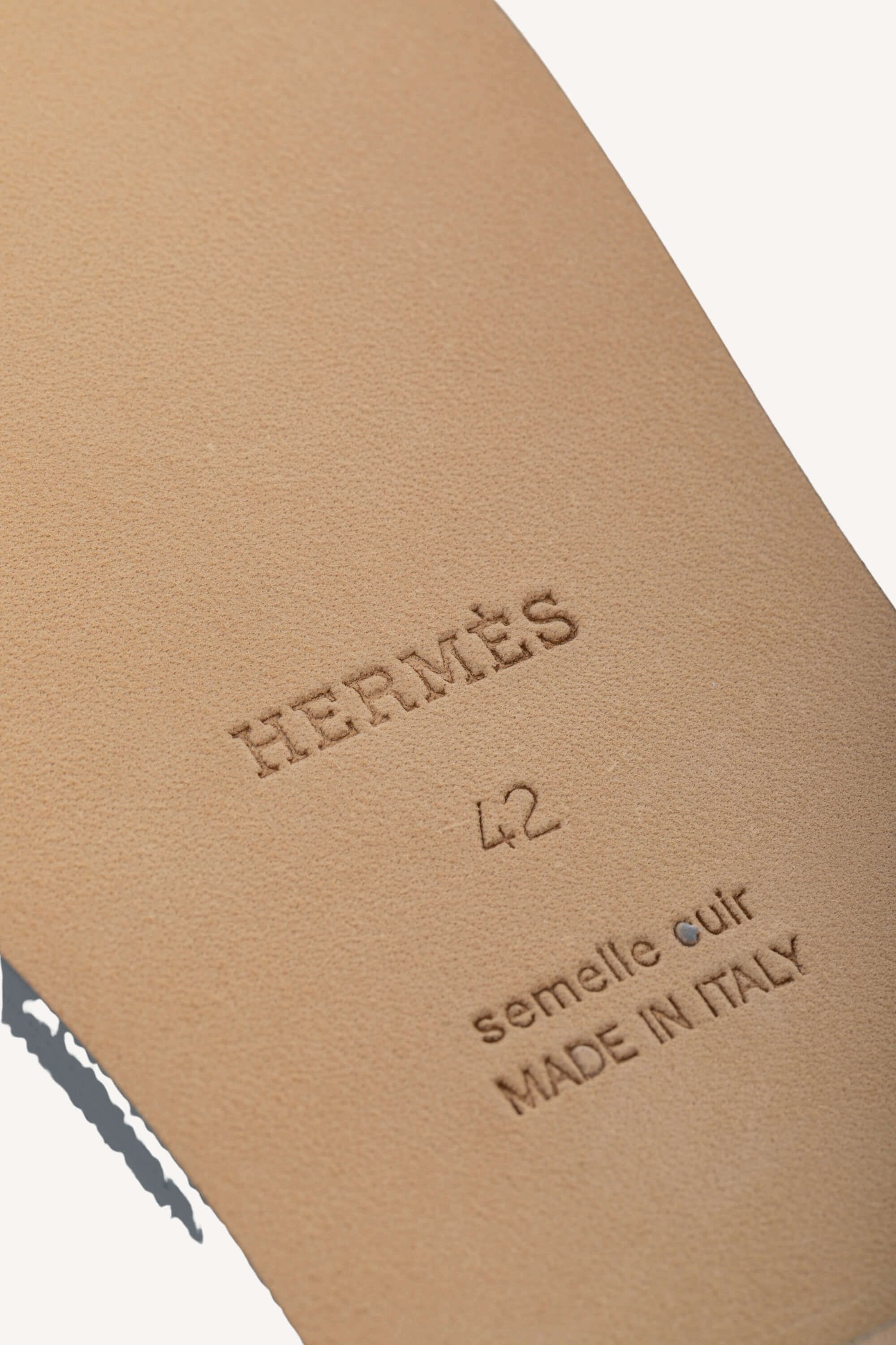 <span style="font-size: 10px;letter-spacing: .15em"></span><br>            <strong>HERMES</strong><br>            <div style="margin-top:10px;font-size:16px">Oran Sandals Bleu 42 ( true size 41 )</div><br> - Image 21