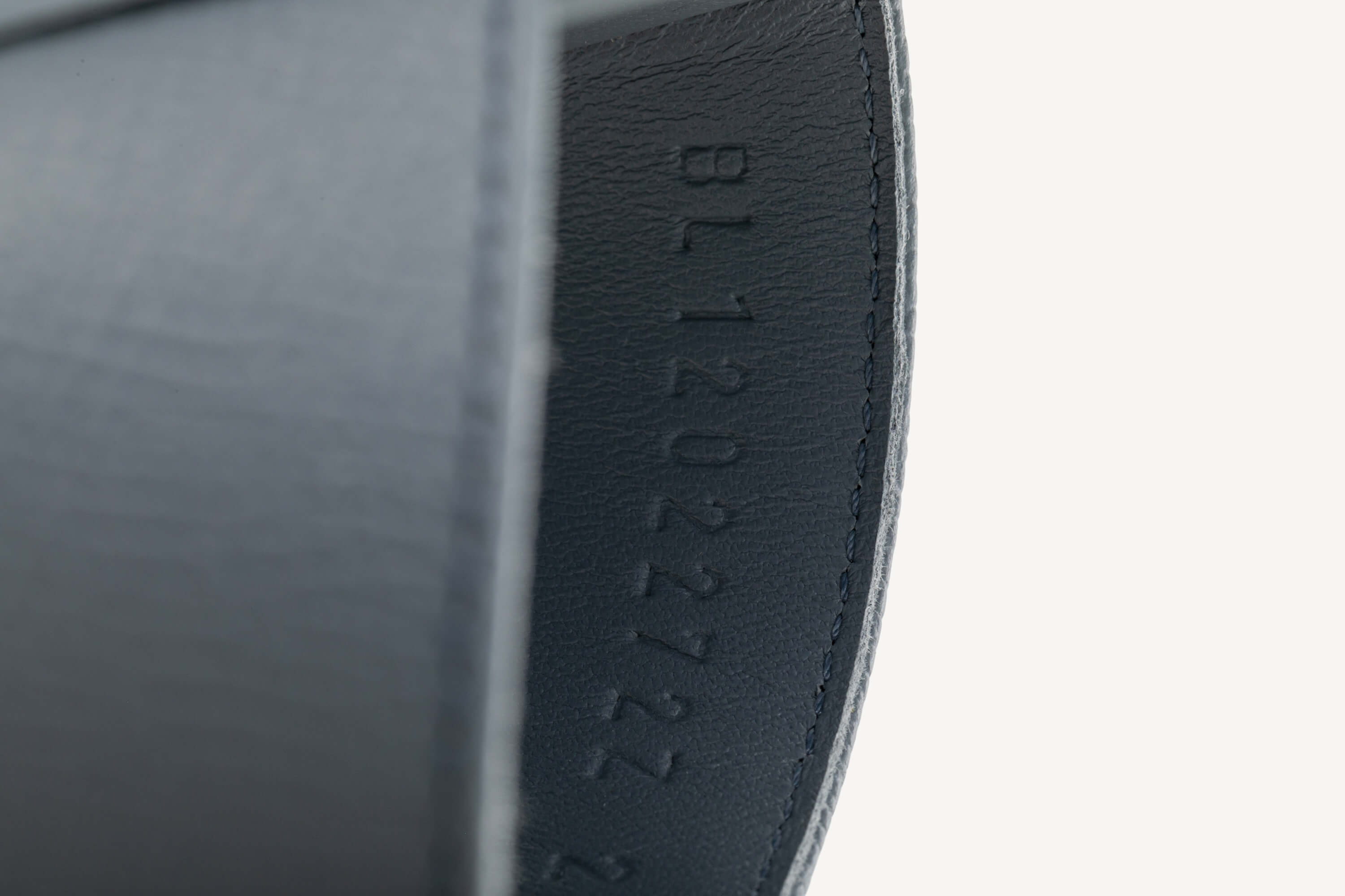 <span style="font-size: 10px;letter-spacing: .15em"></span><br>            <strong>HERMES</strong><br>            <div style="margin-top:10px;font-size:16px">Oran Sandals Bleu 42 ( true size 41 )</div><br> - Image 15