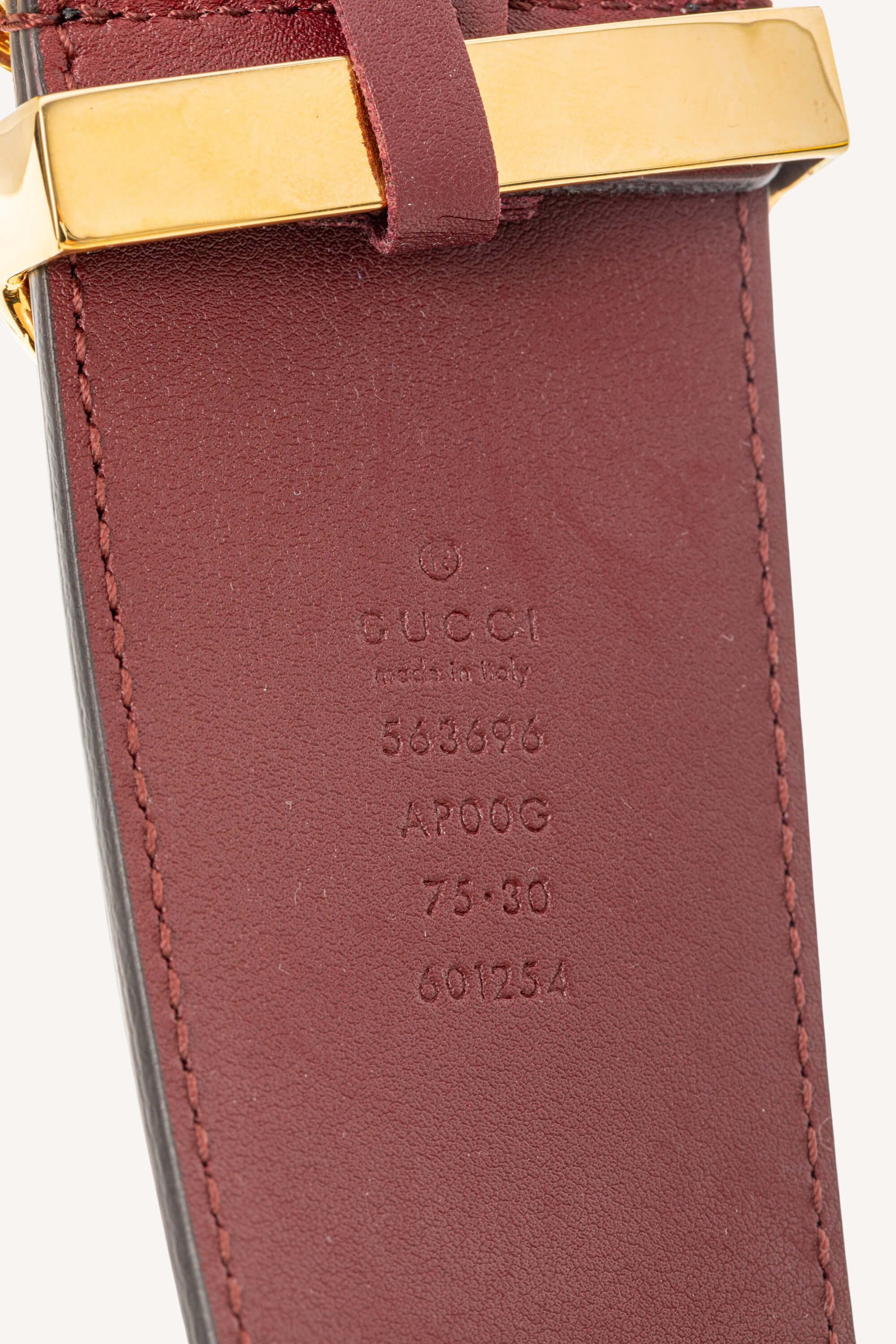 <span style="font-size: 10px;letter-spacing: .15em">HARD TO FIND</span><br> <strong>GUCCI</strong><br> <div style="margin-top:10px;font-size:16px">GG Marmont Wide Waist Buckle Belt 50 mm Leather Burgundy 75</div><br> - Image 16