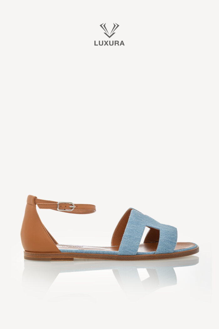 <span style="font-size: 10px;letter-spacing: .15em">HARD TO FIND</span><br>            <strong>HERMES</strong><br>            <div style="margin-top:10px;font-size:16px">Santorini Sandal Bleu Clair- Naturel 39</div><br>