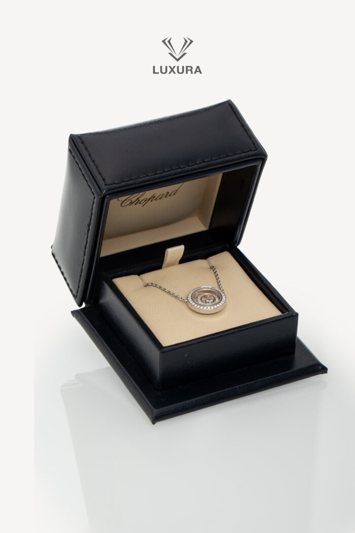 <span style="font-size: 10px; color: rgb(101, 101, 101);letter-spacing: .15em;">BEST DEAL</span><br><strong> CHOPARD </strong><br><div style="margin-top:10px; font-size:16px;">Happy Spirit Diamond Necklaces Pendants Ethical White Gold Diamonds </div><br>