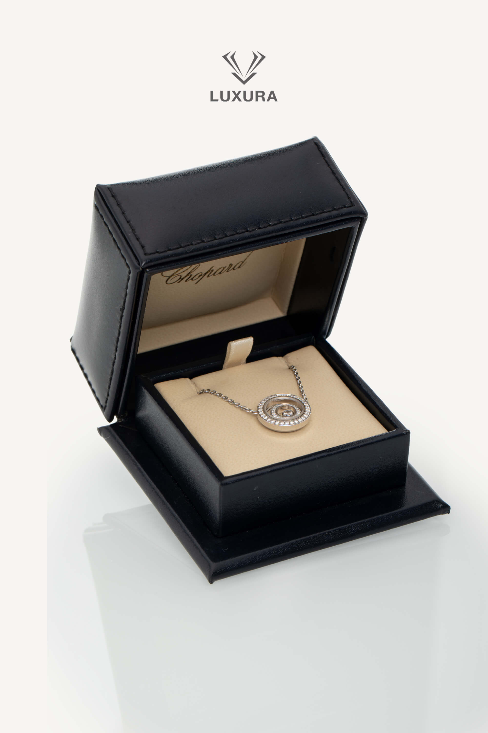 <span style="font-size: 10px; color: rgb(101, 101, 101);letter-spacing: .15em;">BEST DEAL</span><br><strong> CHOPARD </strong><br><div style="margin-top:10px; font-size:16px;">Happy Spirit Diamond Necklaces Pendants Ethical White Gold Diamonds </div><br>
