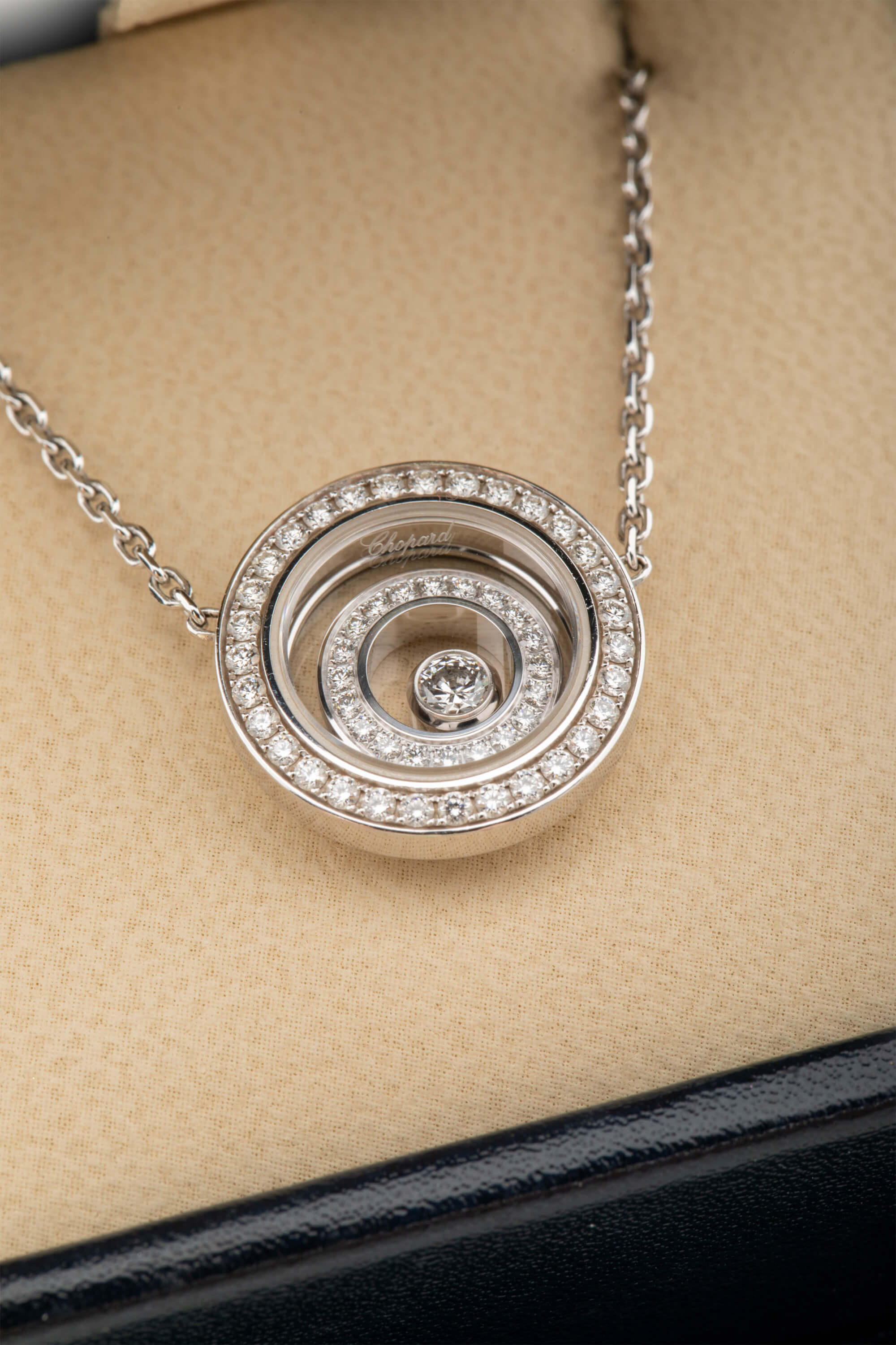 <span style="font-size: 10px; color: rgb(101, 101, 101);letter-spacing: .15em;">BEST DEAL</span><br><strong> CHOPARD </strong><br><div style="margin-top:10px; font-size:16px;">Happy Spirit Diamond Necklaces Pendants Ethical White Gold Diamonds </div><br> - Image 13