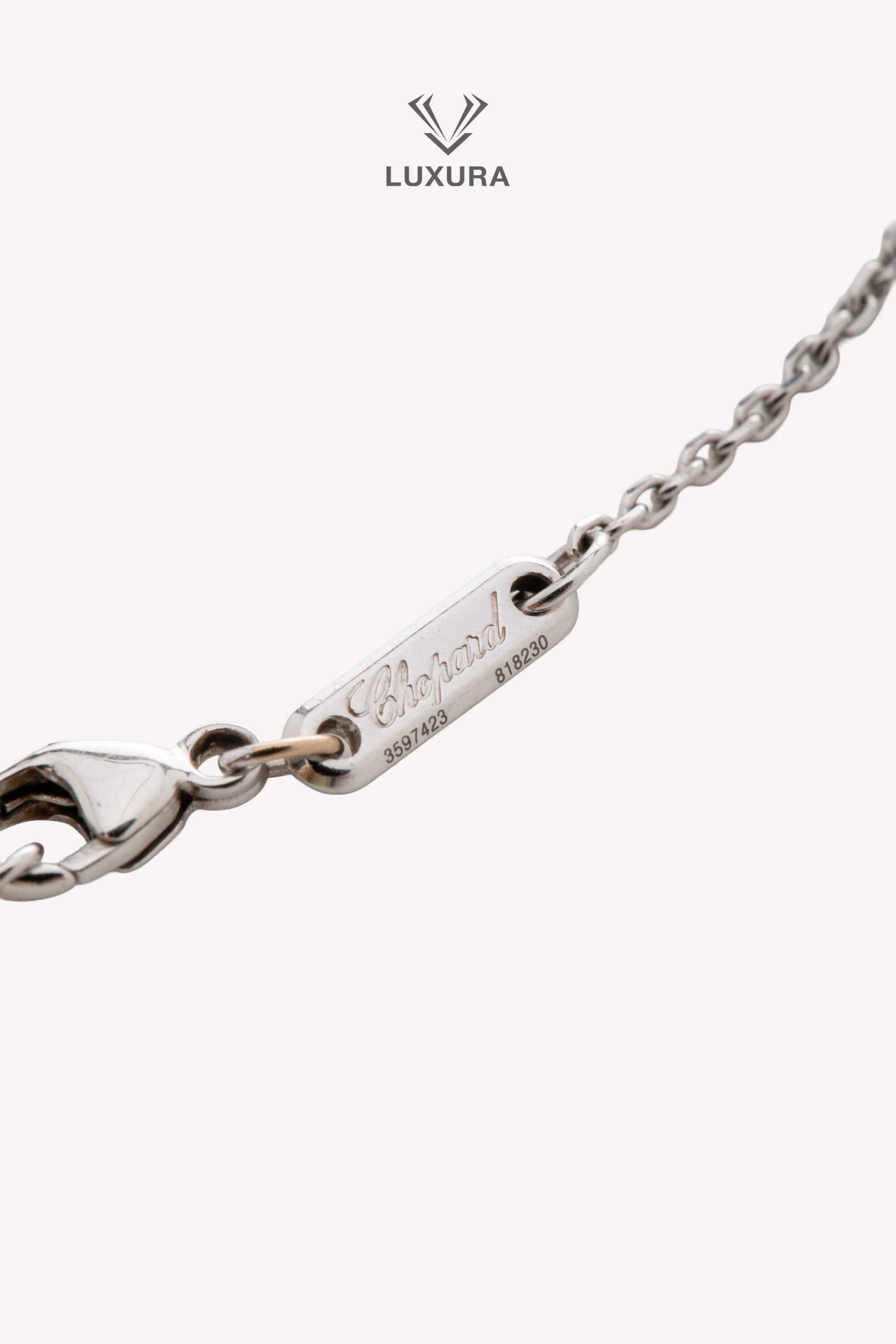 <span style="font-size: 10px; color: rgb(101, 101, 101);letter-spacing: .15em;">BEST DEAL</span><br><strong> CHOPARD </strong><br><div style="margin-top:10px; font-size:16px;">Happy Spirit Diamond Necklaces Pendants Ethical White Gold Diamonds </div><br> - Image 20