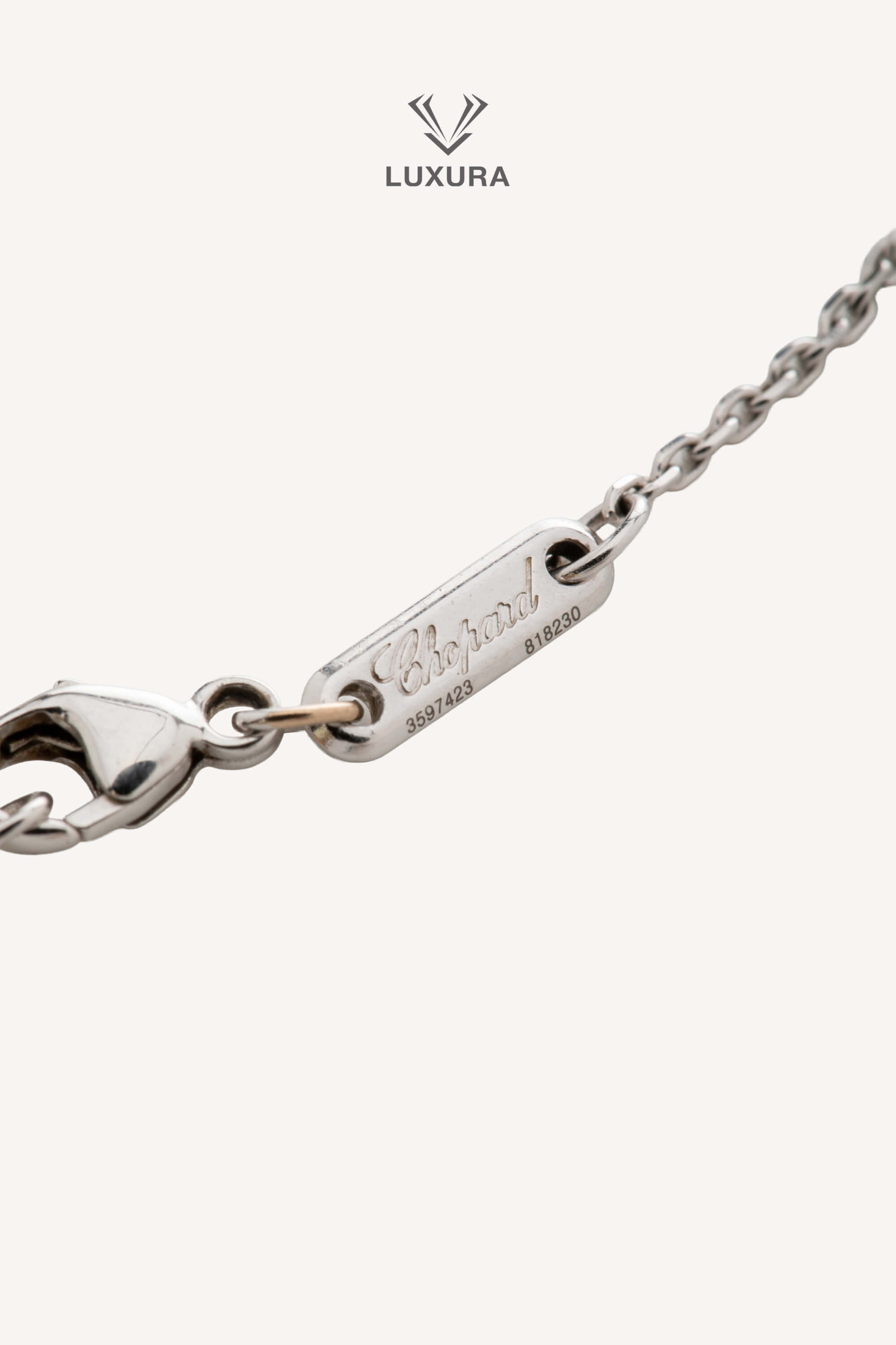 <span style="font-size: 10px; color: rgb(101, 101, 101);letter-spacing: .15em;">BEST DEAL</span><br><strong> CHOPARD </strong><br><div style="margin-top:10px; font-size:16px;">Happy Spirit Diamond Necklaces Pendants Ethical White Gold Diamonds </div><br> - Image 21