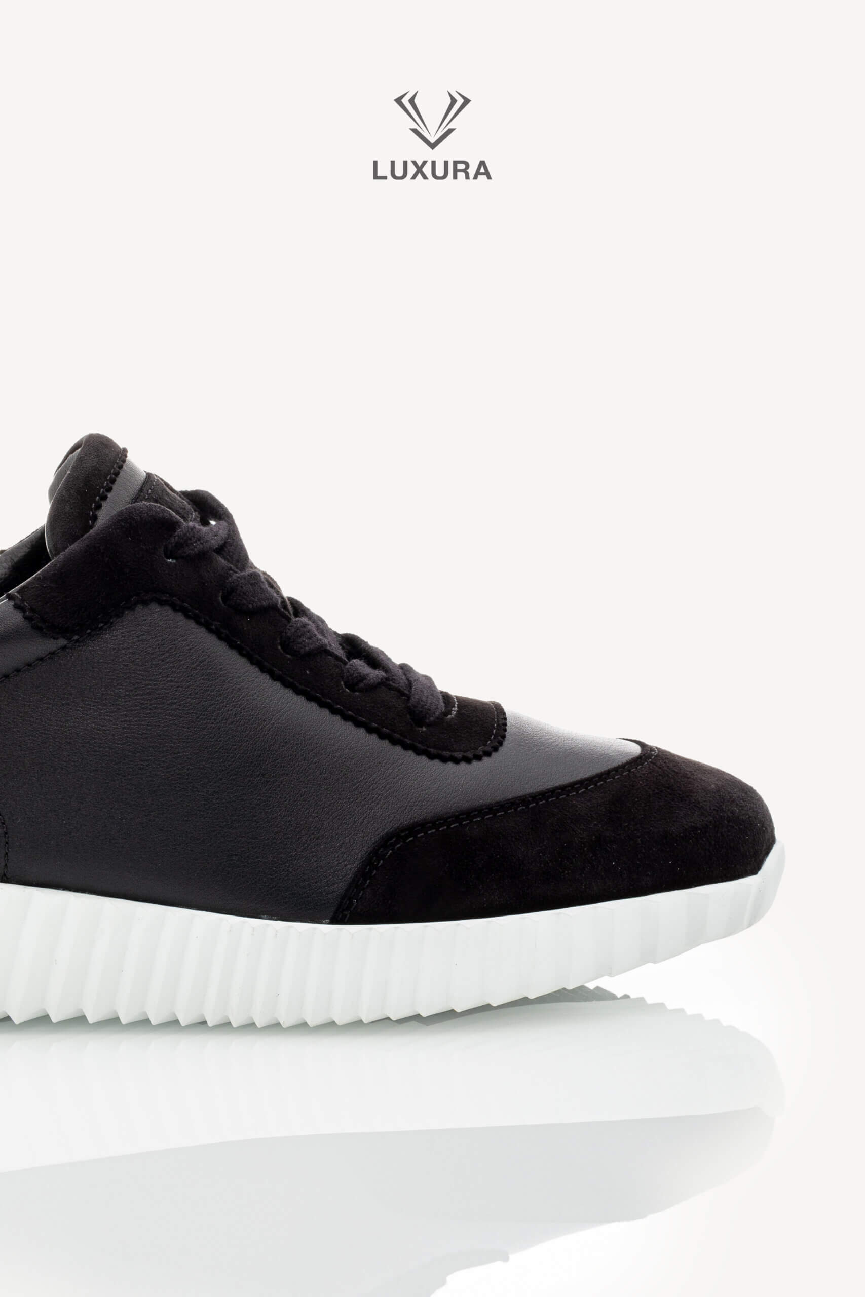 <span style="font-size: 10px;letter-spacing: .15em">HARD TO FIND</span><br> <strong>HERMES</strong><br> <div style="margin-top:10px;font-size:16px">Bouncing Sneaker Noir 37</div><br> - Image 10