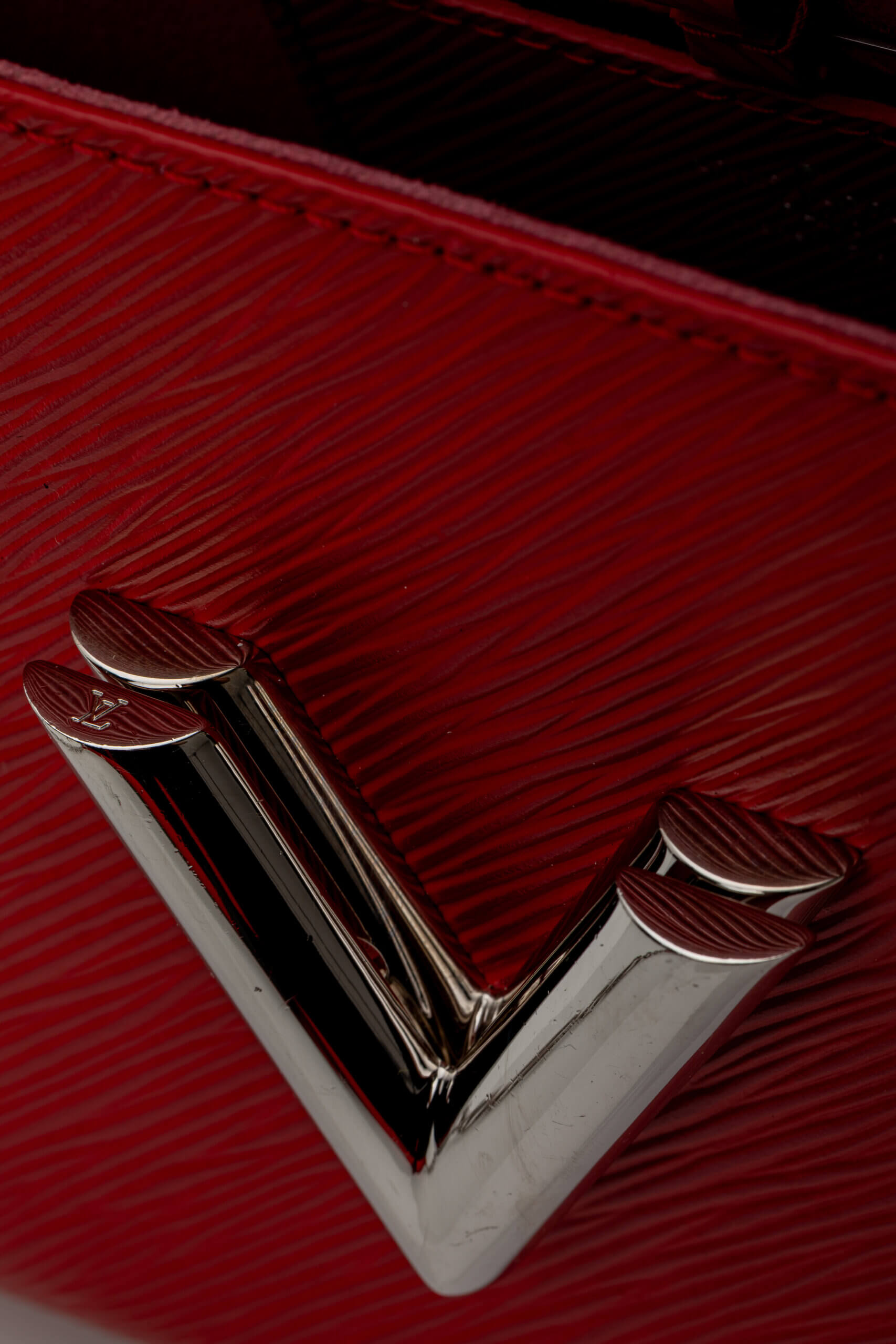 <span style="font-size: 10px;letter-spacing: .15em">HARD TO FIND</span><br>            <strong>LOUIS VUITTON</strong><br>            <div style="margin-top:10px;font-size:16px">Epi Twist Shoulder Bag MM Coquelicot Red M50523</div><br> - Image 20