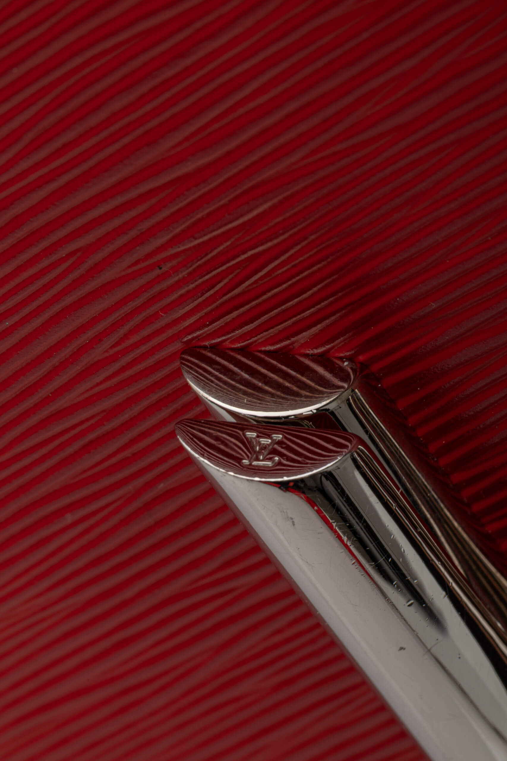 <span style="font-size: 10px;letter-spacing: .15em">HARD TO FIND</span><br>            <strong>LOUIS VUITTON</strong><br>            <div style="margin-top:10px;font-size:16px">Epi Twist Shoulder Bag MM Coquelicot Red M50523</div><br> - Image 17