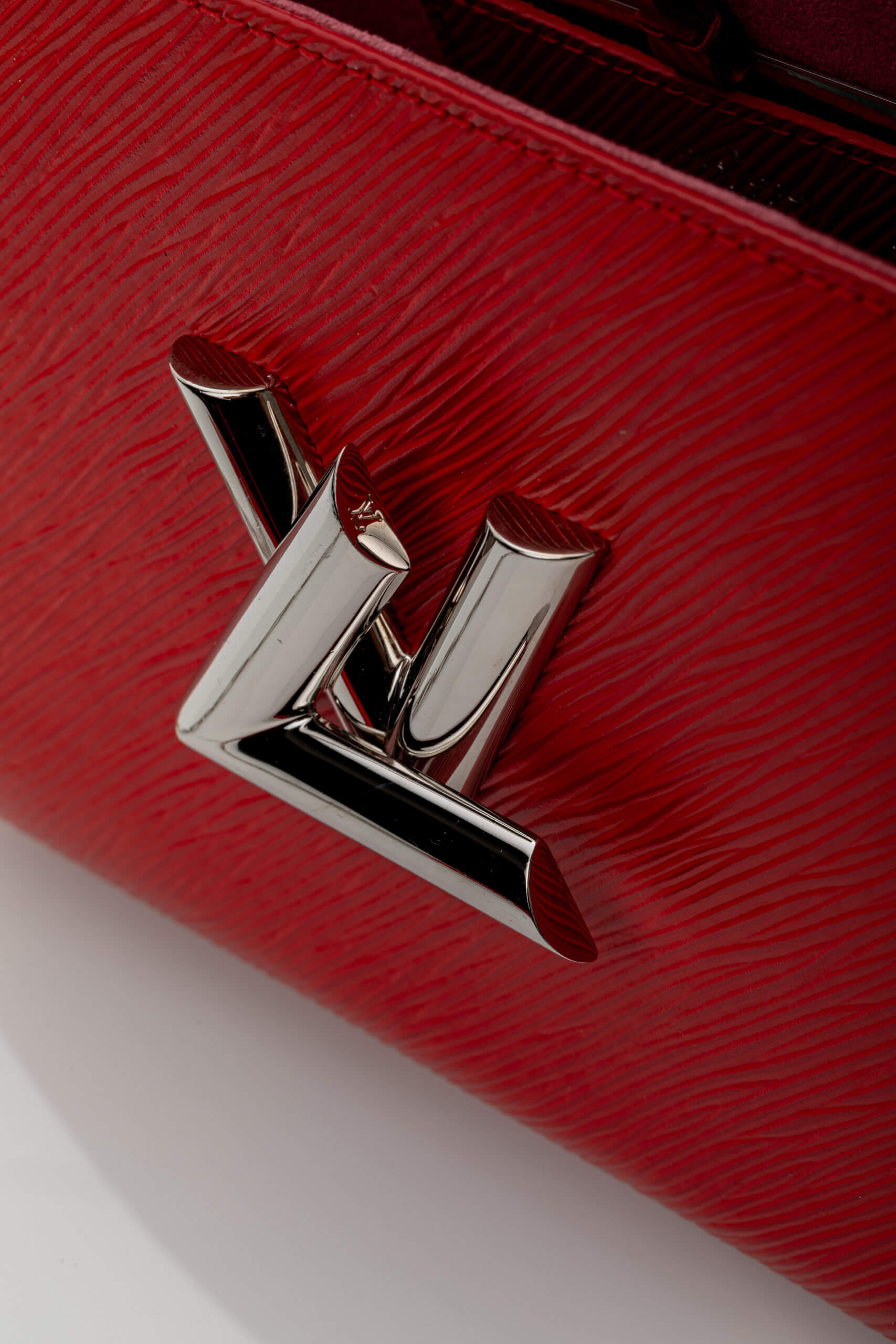 <span style="font-size: 10px;letter-spacing: .15em">HARD TO FIND</span><br>            <strong>LOUIS VUITTON</strong><br>            <div style="margin-top:10px;font-size:16px">Epi Twist Shoulder Bag MM Coquelicot Red M50523</div><br> - Image 14