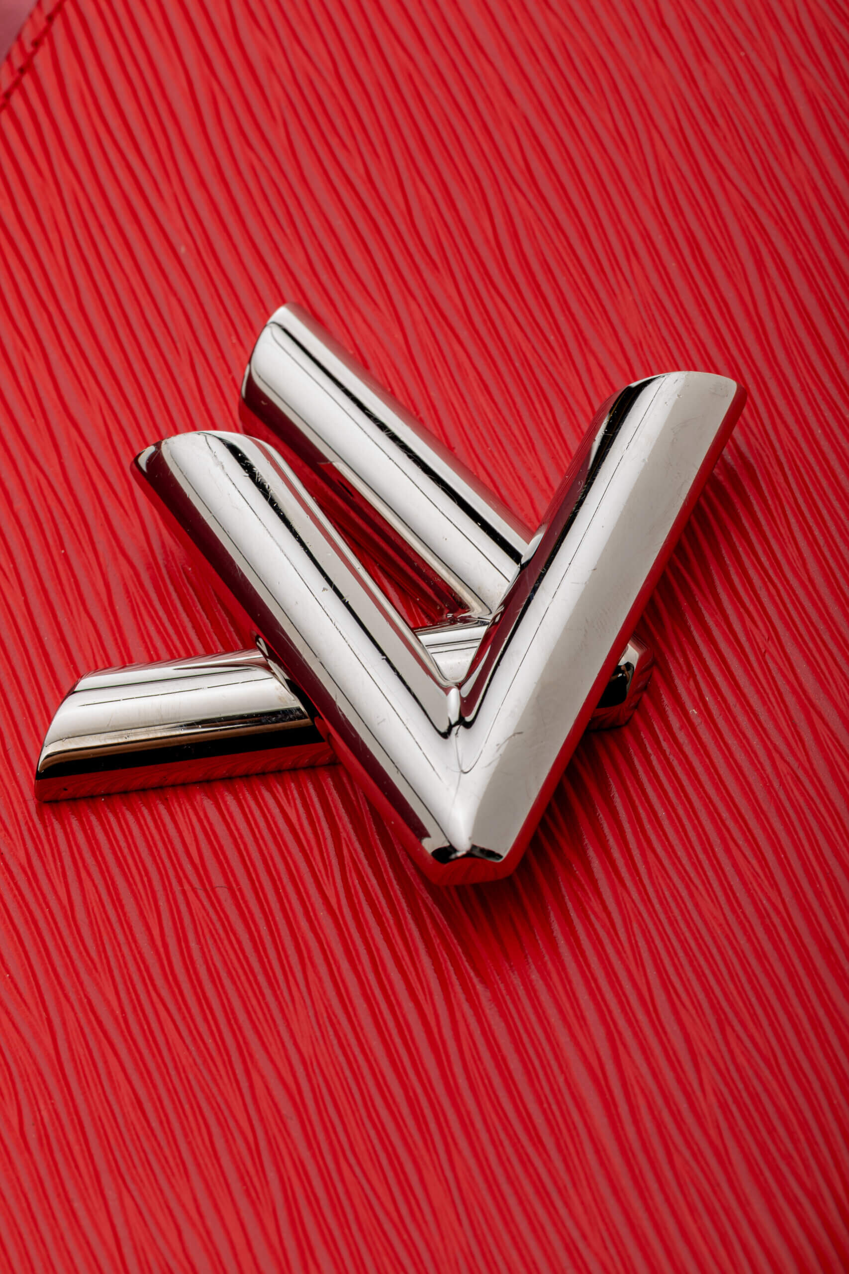 <span style="font-size: 10px;letter-spacing: .15em">HARD TO FIND</span><br>            <strong>LOUIS VUITTON</strong><br>            <div style="margin-top:10px;font-size:16px">Epi Twist Shoulder Bag MM Coquelicot Red M50523</div><br> - Image 12