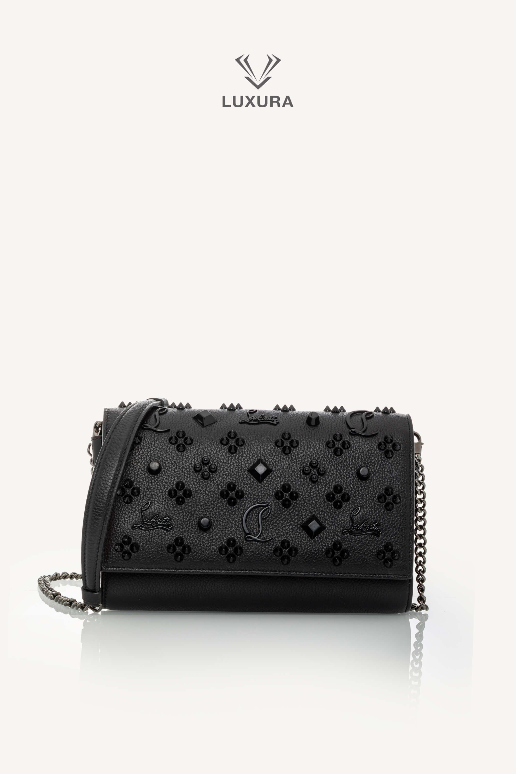 <span style="font-size: 10px;letter-spacing: .15em">BEST DEAL</span><br>            <strong>CHRISTIAN LOUBOUTIN</strong><br>            <div style="margin-top:10px;font-size:16px">Paloma Clutch Grained Calf Leather and Spikes Loubinthesky Black</div><br> - Image 4