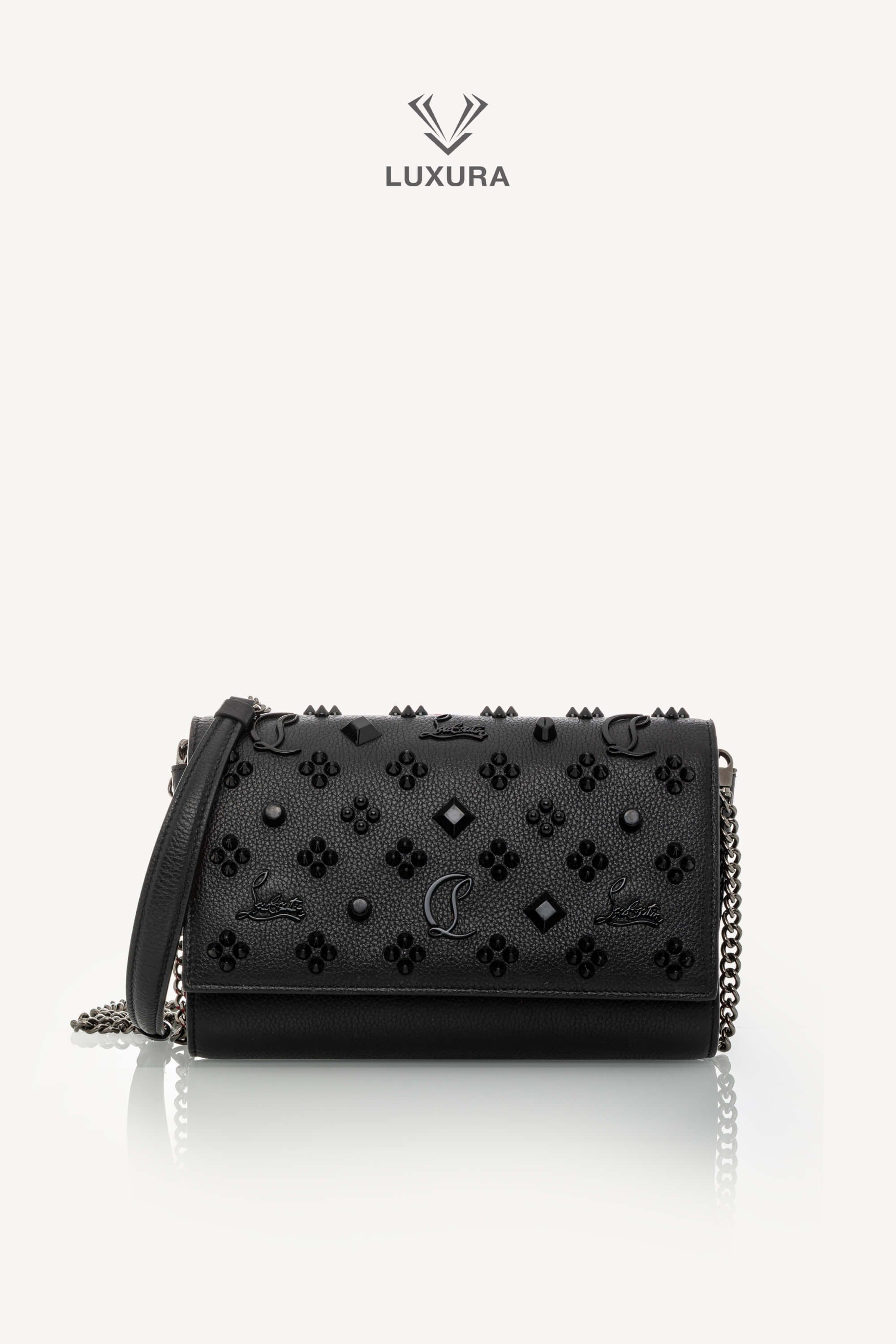 <span style="font-size: 10px;letter-spacing: .15em">BEST DEAL</span><br>            <strong>CHRISTIAN LOUBOUTIN</strong><br>            <div style="margin-top:10px;font-size:16px">Paloma Clutch Grained Calf Leather and Spikes Loubinthesky Black</div><br>
