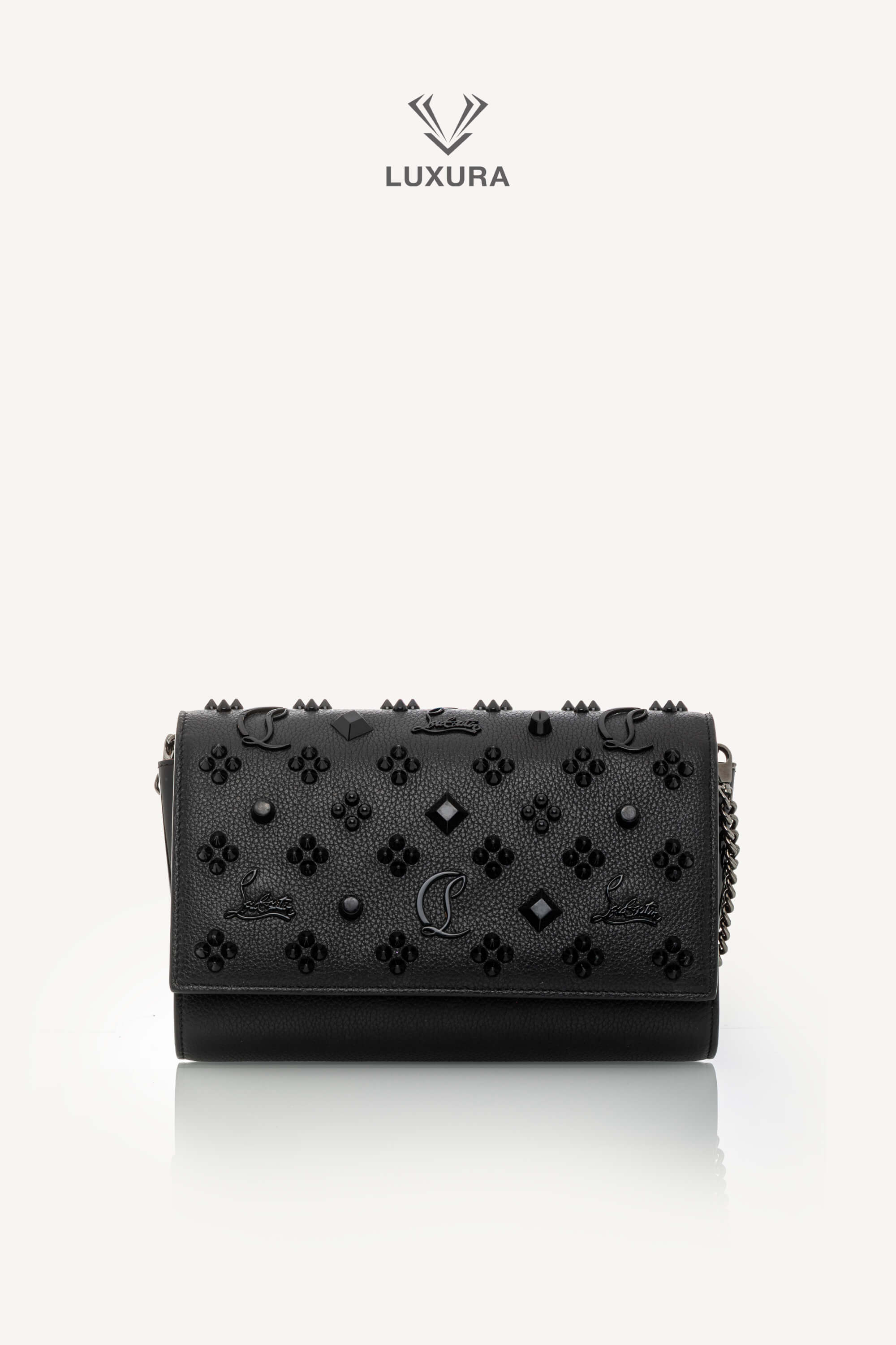<span style="font-size: 10px;letter-spacing: .15em">BEST DEAL</span><br>            <strong>CHRISTIAN LOUBOUTIN</strong><br>            <div style="margin-top:10px;font-size:16px">Paloma Clutch Grained Calf Leather and Spikes Loubinthesky Black</div><br> - Image 5
