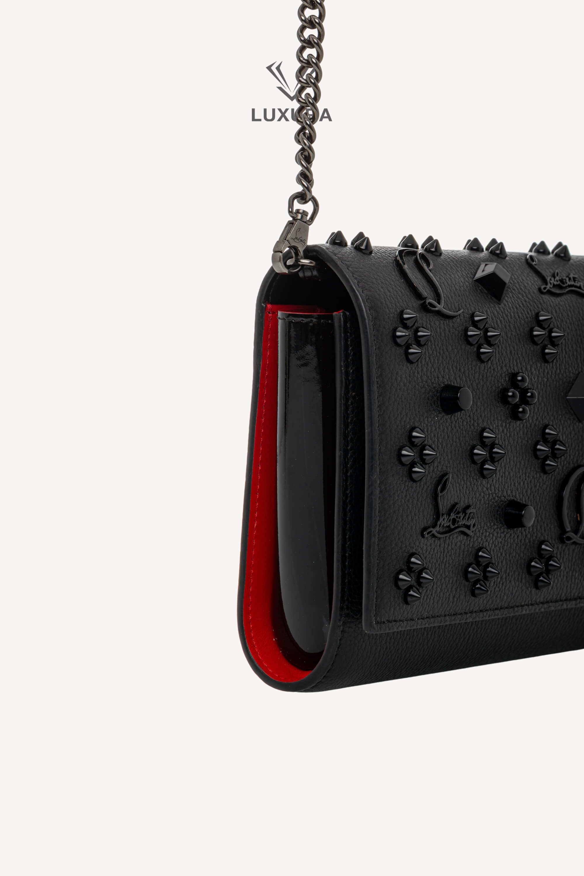 <span style="font-size: 10px;letter-spacing: .15em">BEST DEAL</span><br>            <strong>CHRISTIAN LOUBOUTIN</strong><br>            <div style="margin-top:10px;font-size:16px">Paloma Clutch Grained Calf Leather and Spikes Loubinthesky Black</div><br> - Image 9