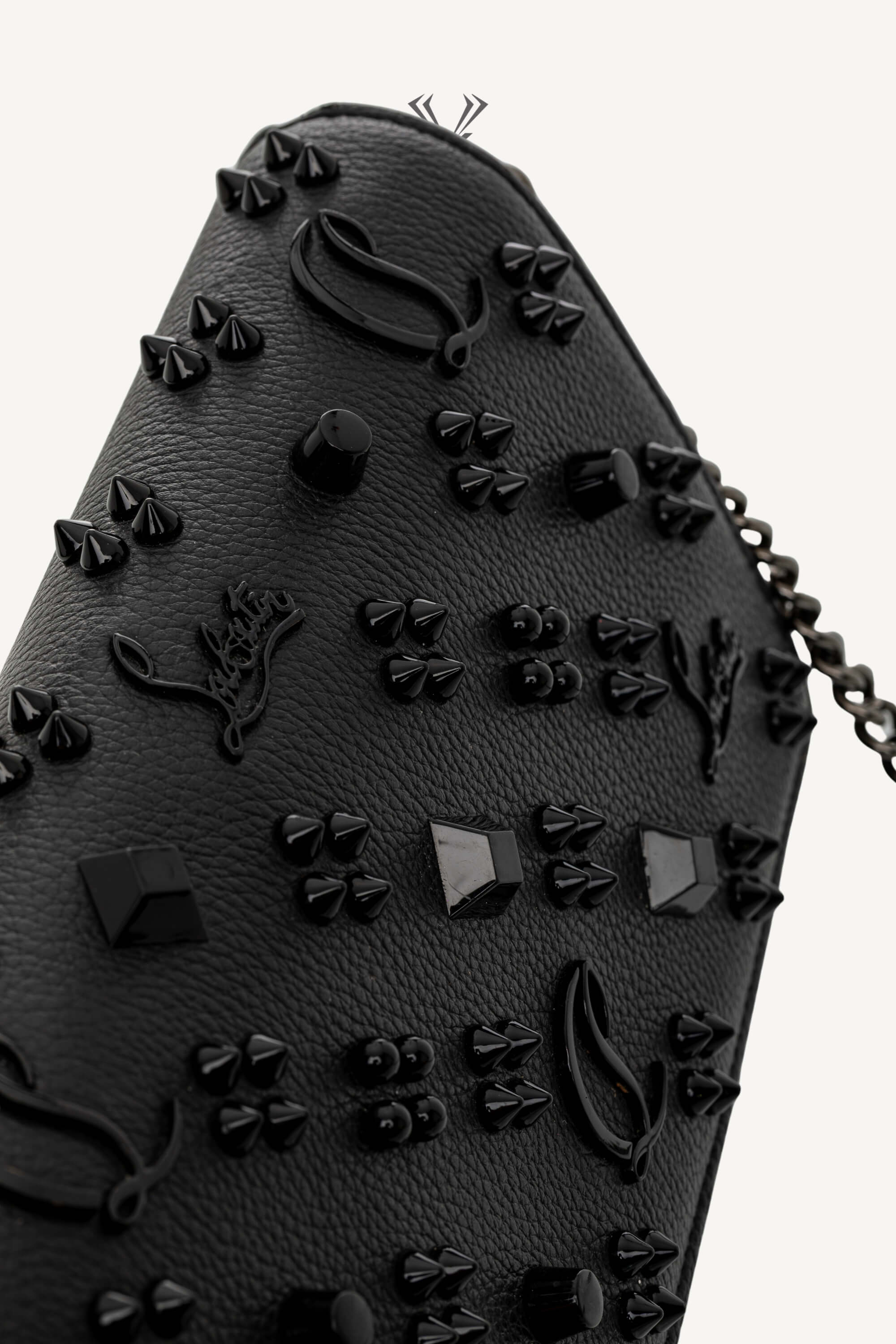 <span style="font-size: 10px;letter-spacing: .15em">BEST DEAL</span><br>            <strong>CHRISTIAN LOUBOUTIN</strong><br>            <div style="margin-top:10px;font-size:16px">Paloma Clutch Grained Calf Leather and Spikes Loubinthesky Black</div><br> - Image 10