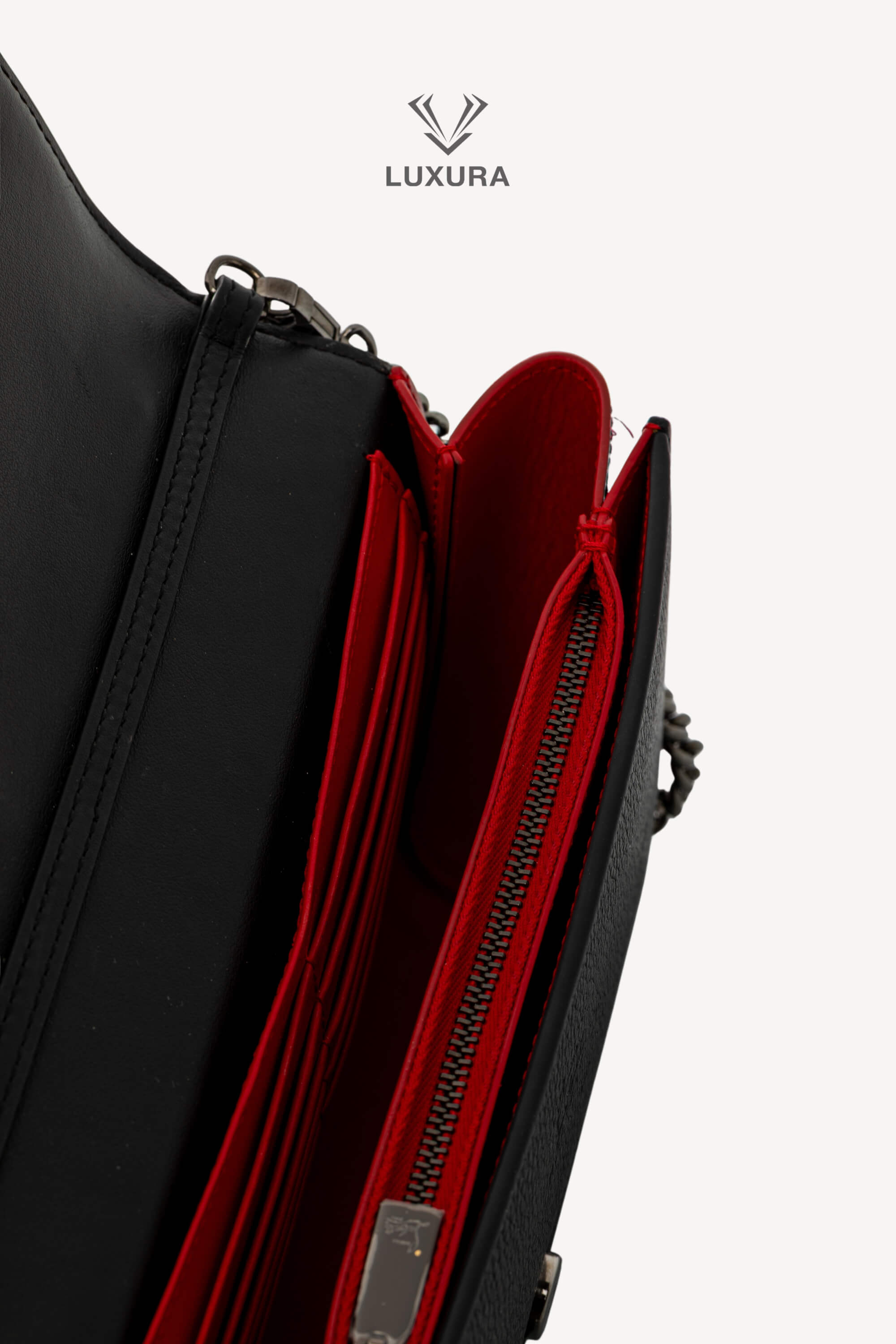 <span style="font-size: 10px;letter-spacing: .15em">BEST DEAL</span><br>            <strong>CHRISTIAN LOUBOUTIN</strong><br>            <div style="margin-top:10px;font-size:16px">Paloma Clutch Grained Calf Leather and Spikes Loubinthesky Black</div><br> - Image 15