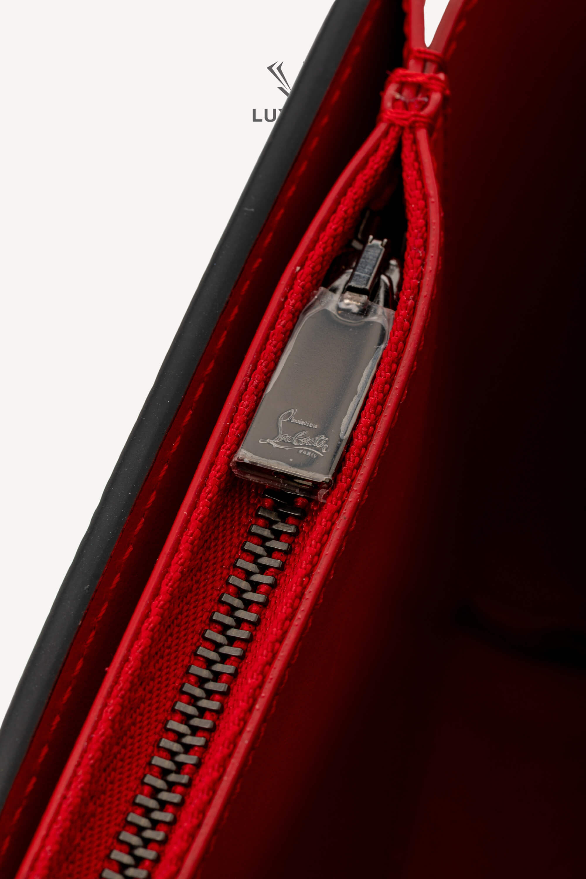 <span style="font-size: 10px;letter-spacing: .15em">BEST DEAL</span><br>            <strong>CHRISTIAN LOUBOUTIN</strong><br>            <div style="margin-top:10px;font-size:16px">Paloma Clutch Grained Calf Leather and Spikes Loubinthesky Black</div><br> - Image 14