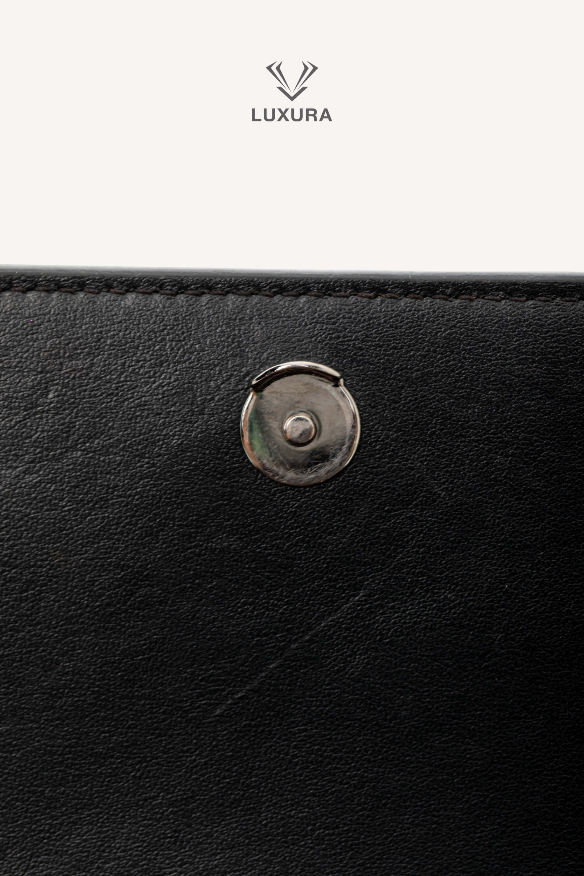 <span style="font-size: 10px;letter-spacing: .15em">BEST DEAL</span><br>            <strong>CHRISTIAN LOUBOUTIN</strong><br>            <div style="margin-top:10px;font-size:16px">Paloma Clutch Grained Calf Leather and Spikes Loubinthesky Black</div><br> - Image 19