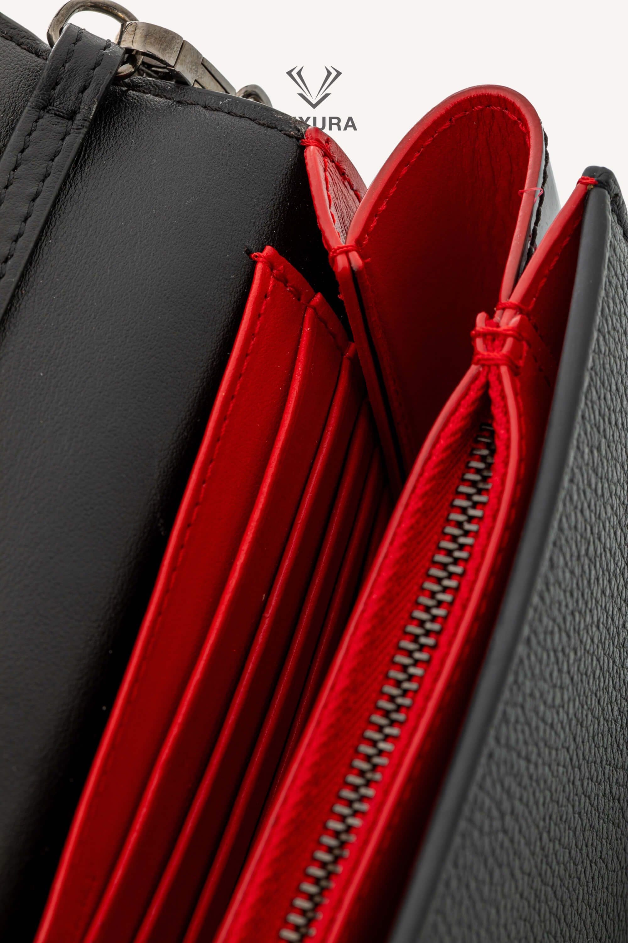 <span style="font-size: 10px;letter-spacing: .15em">BEST DEAL</span><br>            <strong>CHRISTIAN LOUBOUTIN</strong><br>            <div style="margin-top:10px;font-size:16px">Paloma Clutch Grained Calf Leather and Spikes Loubinthesky Black</div><br> - Image 13