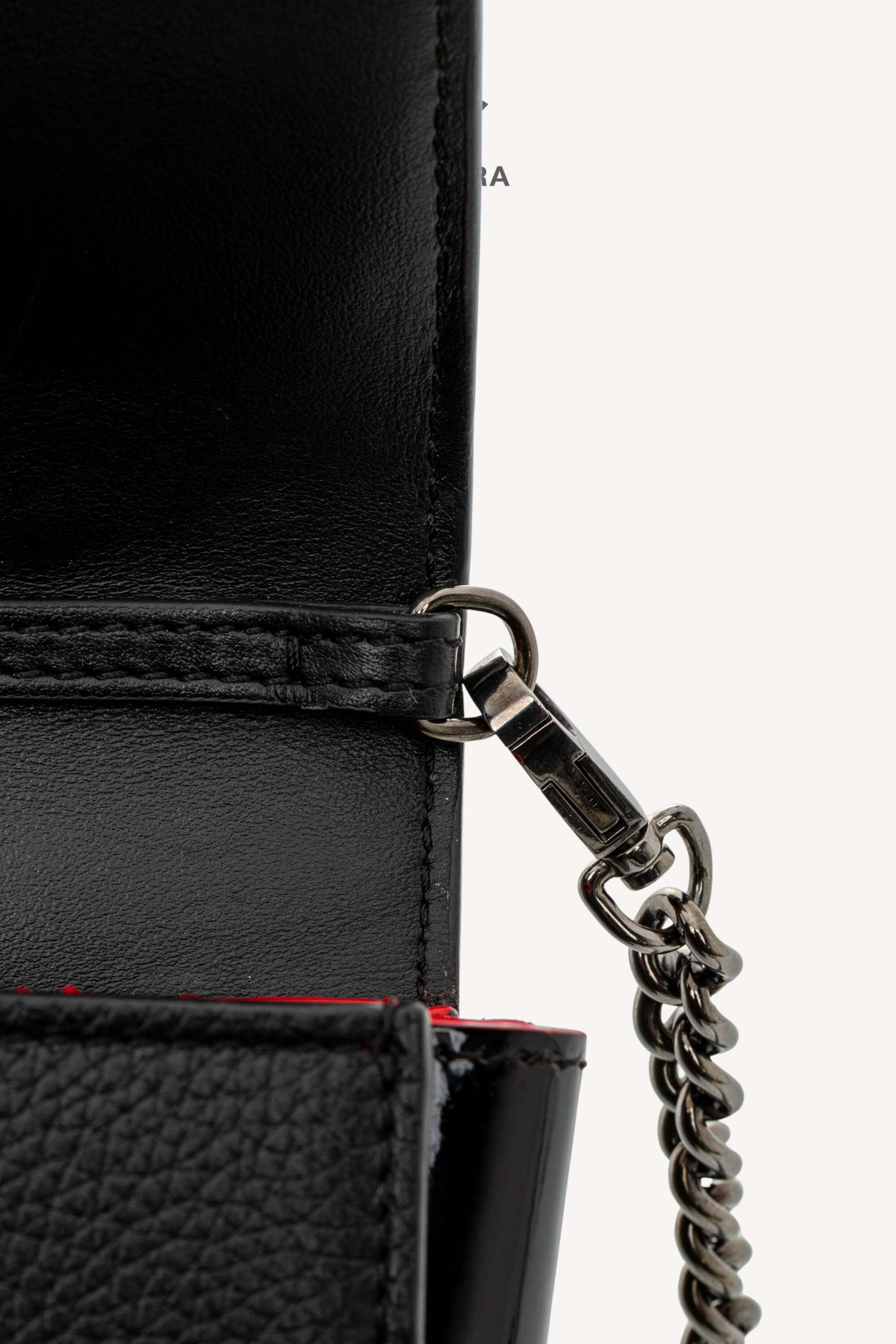 <span style="font-size: 10px;letter-spacing: .15em">BEST DEAL</span><br>            <strong>CHRISTIAN LOUBOUTIN</strong><br>            <div style="margin-top:10px;font-size:16px">Paloma Clutch Grained Calf Leather and Spikes Loubinthesky Black</div><br> - Image 25