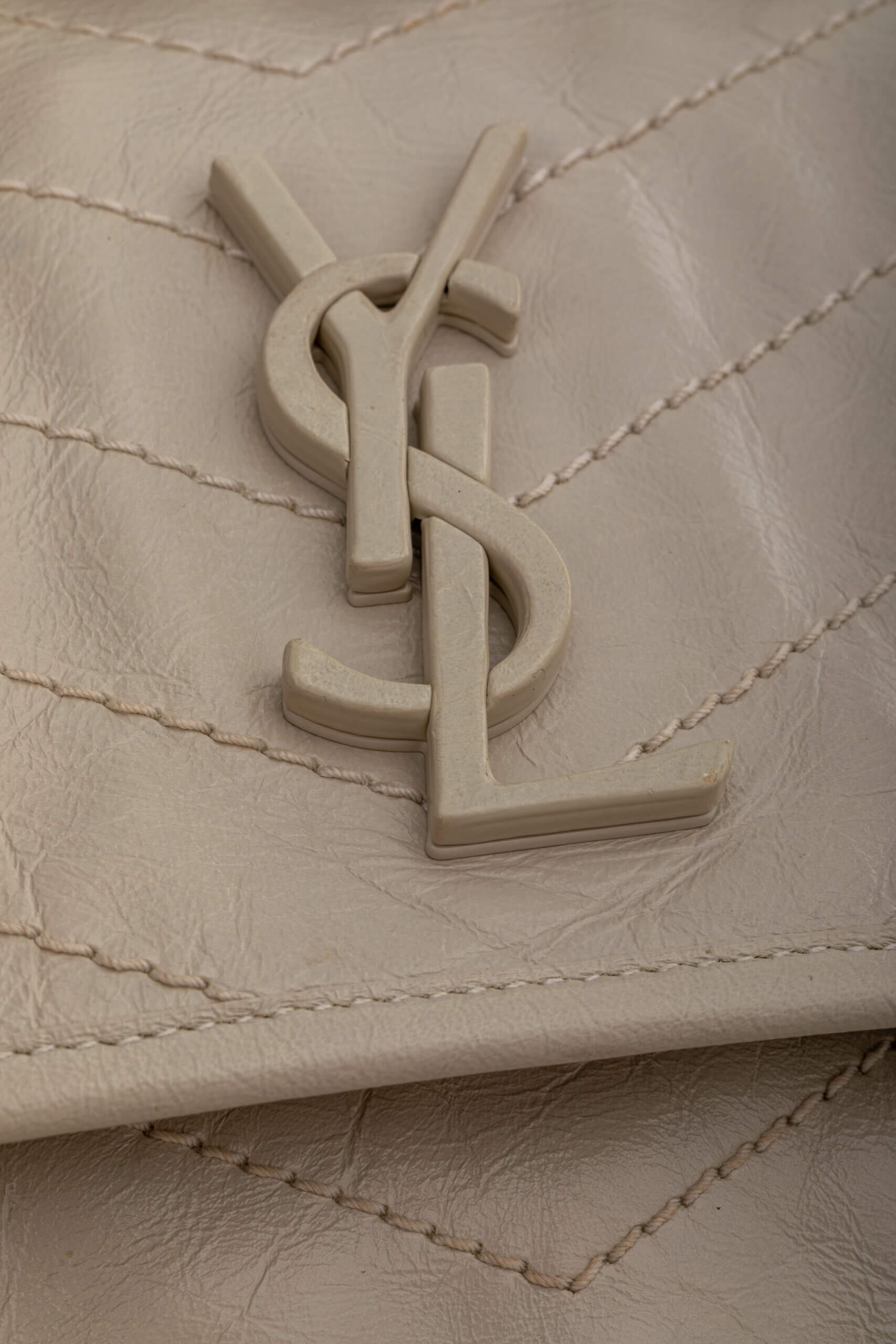 <span style="font-size: 10px;letter-spacing: .15em">BEST DEAL</span><br>            <strong>SAINT LAURENT</strong><br>            <div style="margin-top:10px;font-size:16px">Niki Medium in White Vintage Leather</div><br> - Image 14