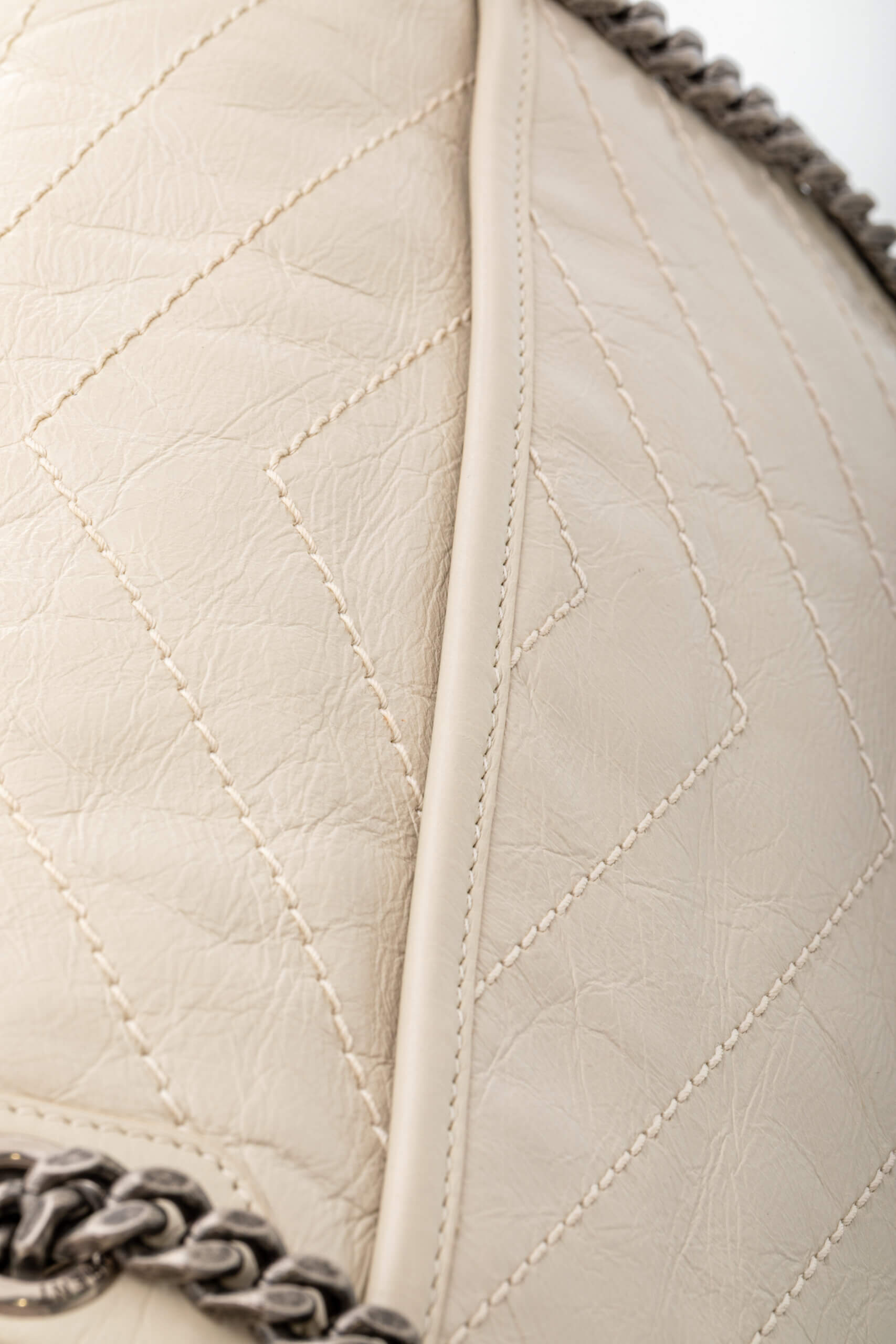 <span style="font-size: 10px;letter-spacing: .15em">BEST DEAL</span><br>            <strong>SAINT LAURENT</strong><br>            <div style="margin-top:10px;font-size:16px">Niki Medium in White Vintage Leather</div><br> - Image 19