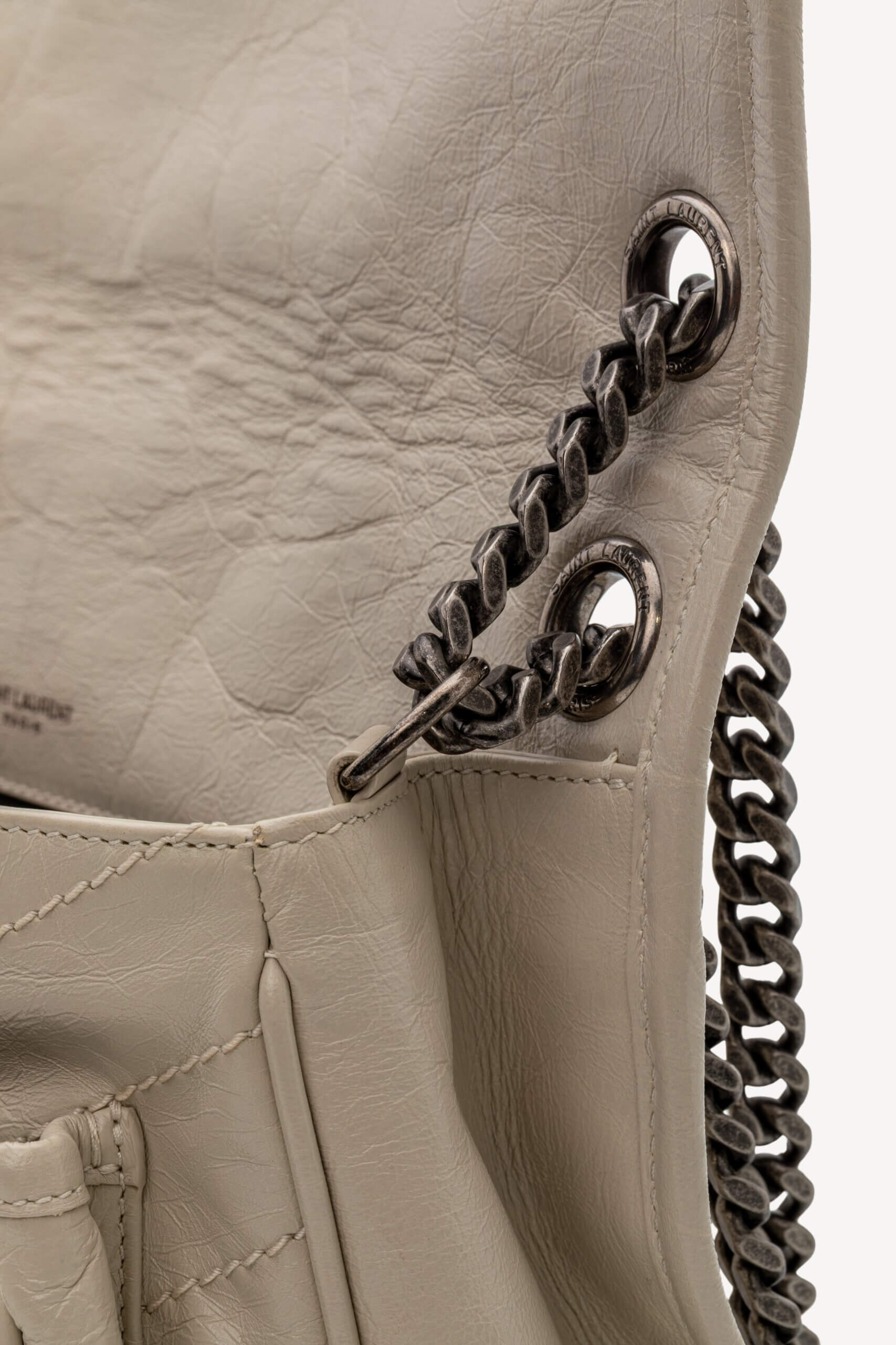 <span style="font-size: 10px;letter-spacing: .15em">BEST DEAL</span><br>            <strong>SAINT LAURENT</strong><br>            <div style="margin-top:10px;font-size:16px">Niki Medium in White Vintage Leather</div><br> - Image 15