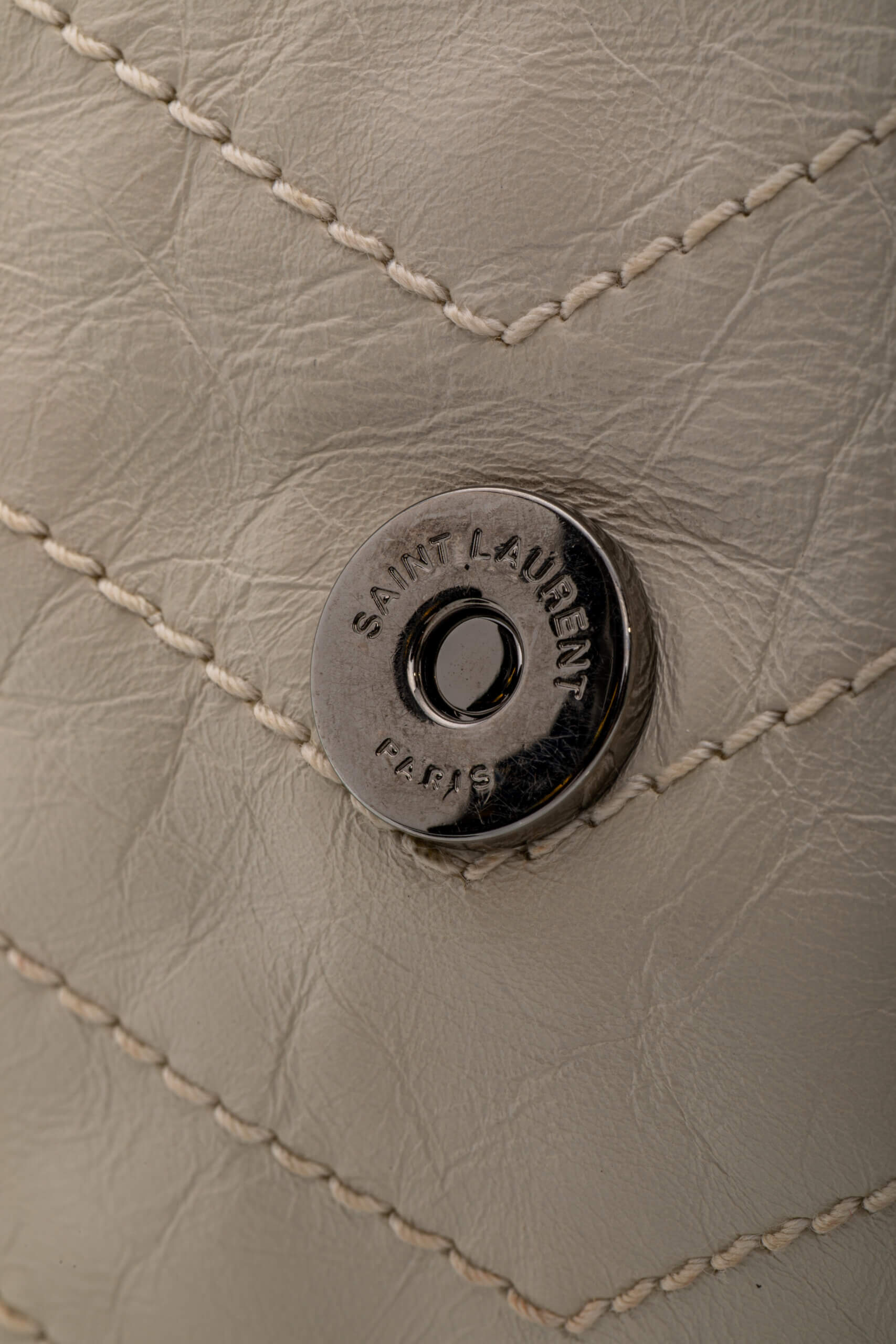 <span style="font-size: 10px;letter-spacing: .15em">BEST DEAL</span><br>            <strong>SAINT LAURENT</strong><br>            <div style="margin-top:10px;font-size:16px">Niki Medium in White Vintage Leather</div><br> - Image 24