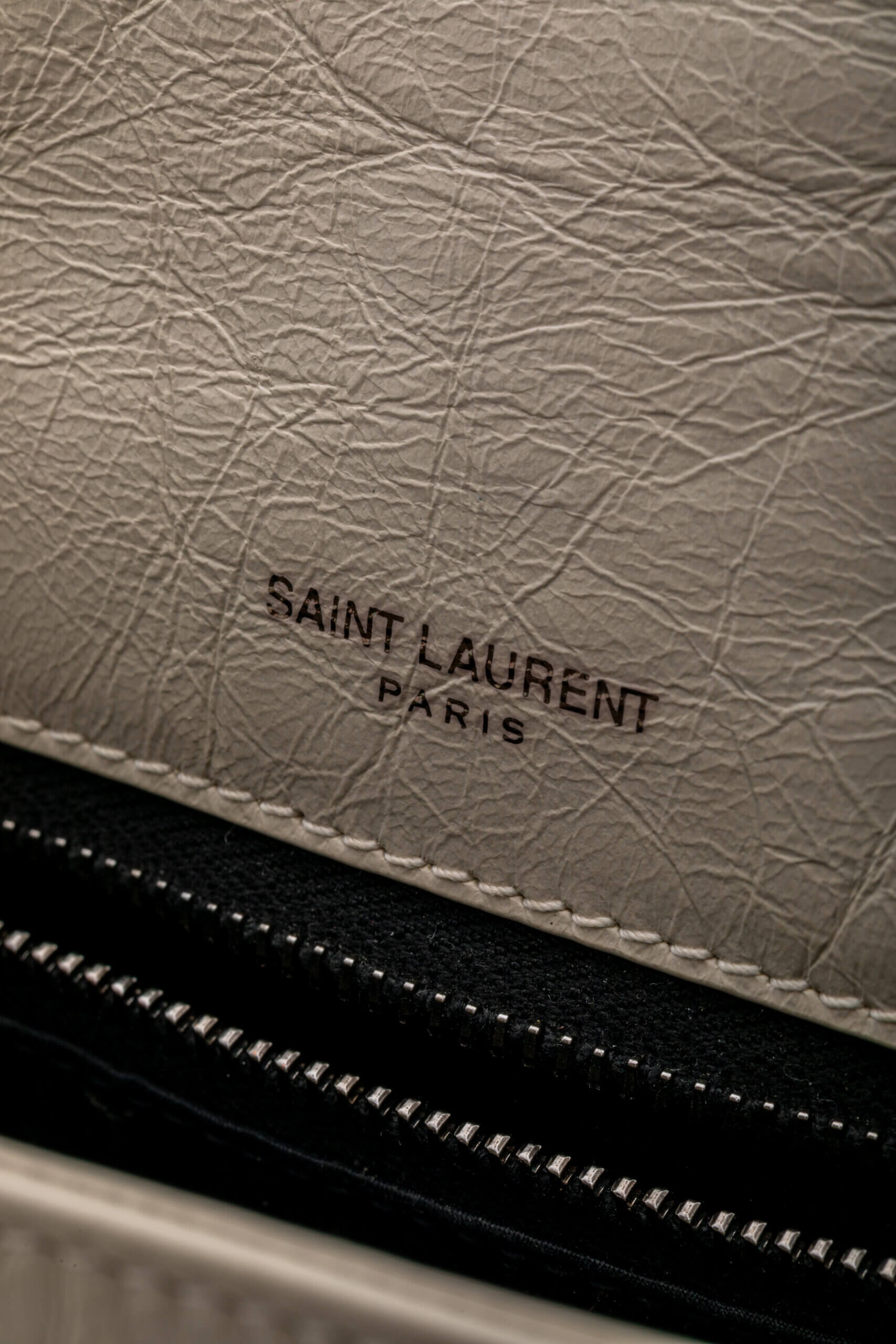 <span style="font-size: 10px;letter-spacing: .15em">BEST DEAL</span><br>            <strong>SAINT LAURENT</strong><br>            <div style="margin-top:10px;font-size:16px">Niki Medium in White Vintage Leather</div><br> - Image 17