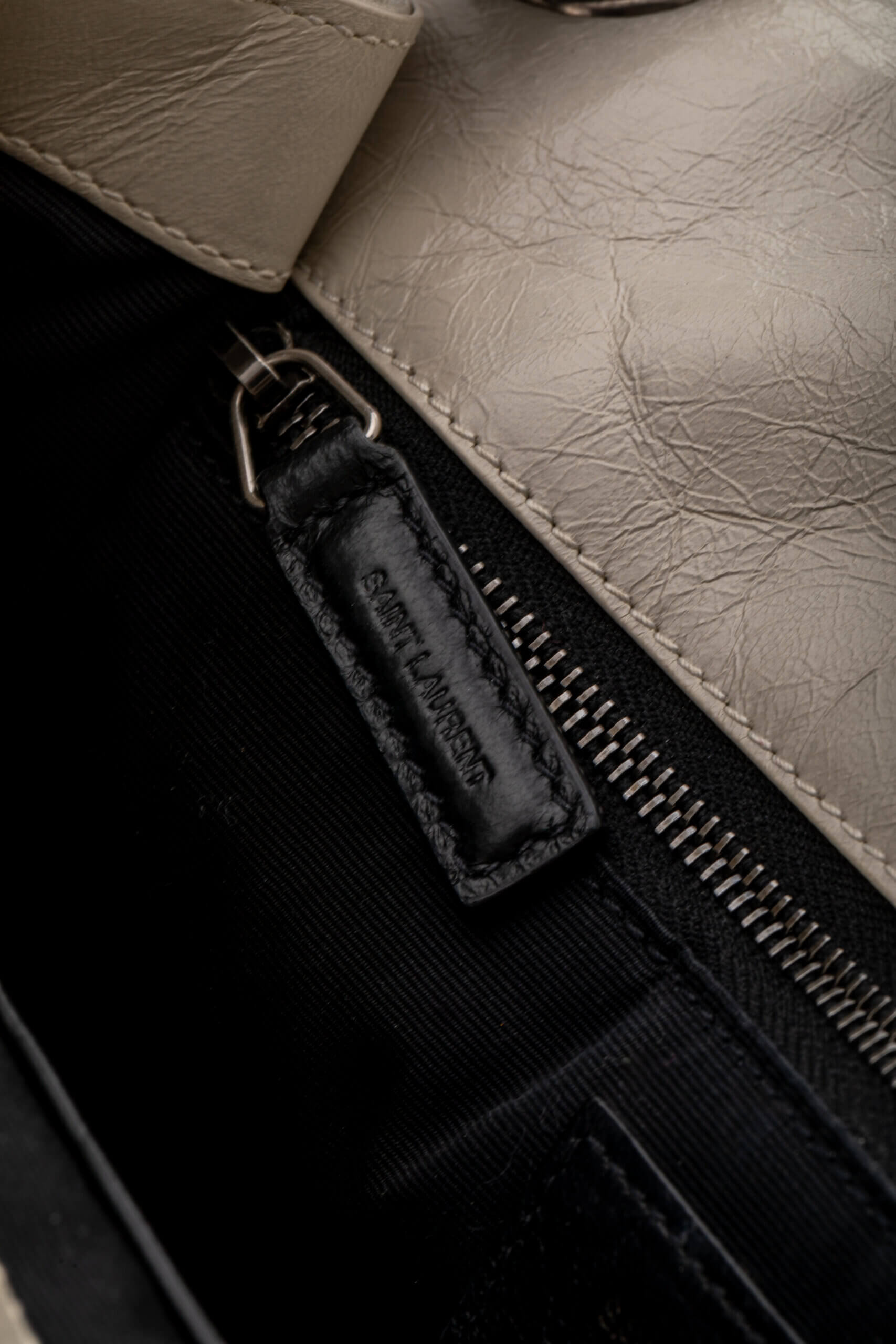 <span style="font-size: 10px;letter-spacing: .15em">BEST DEAL</span><br>            <strong>SAINT LAURENT</strong><br>            <div style="margin-top:10px;font-size:16px">Niki Medium in White Vintage Leather</div><br> - Image 23