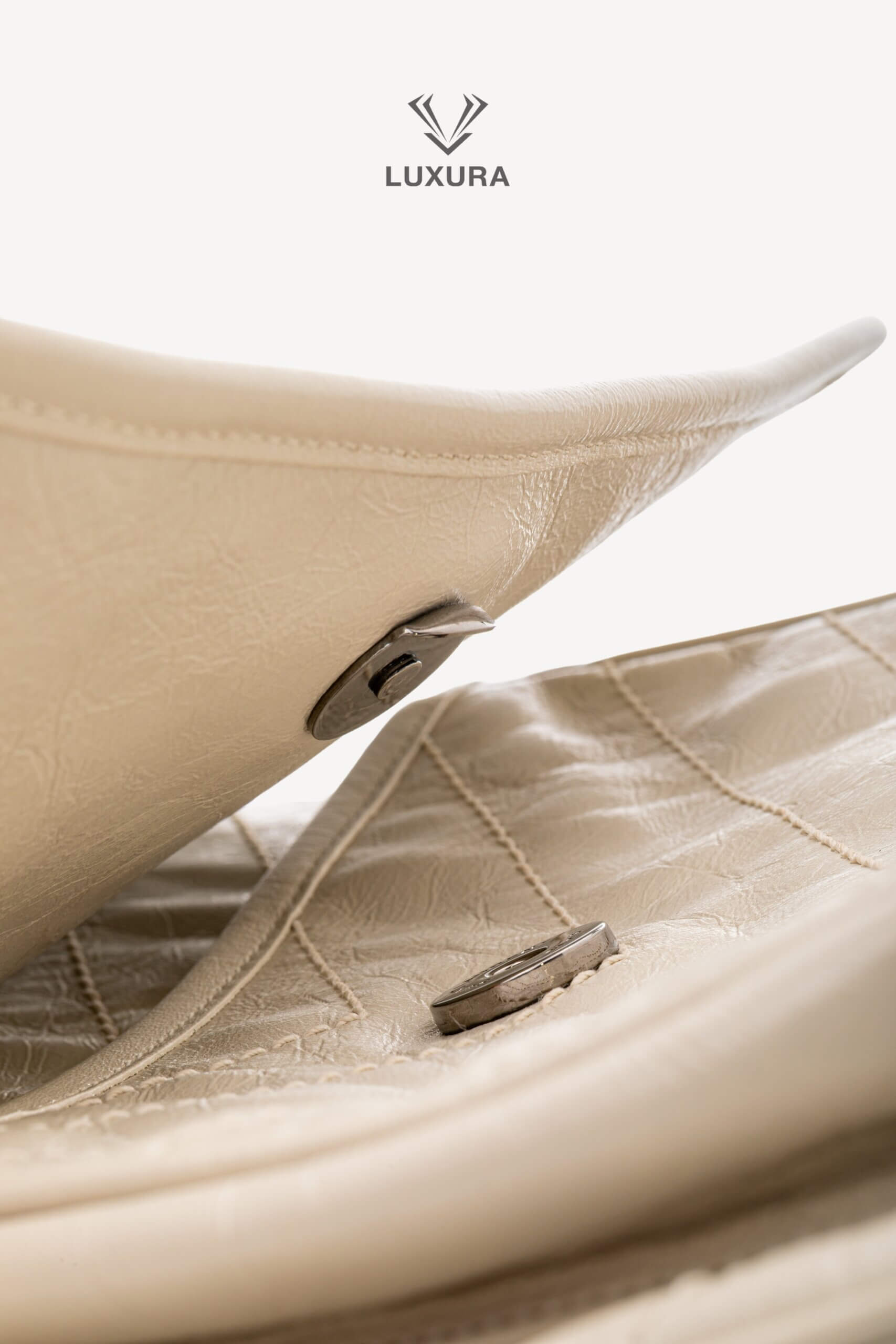 <span style="font-size: 10px;letter-spacing: .15em">BEST DEAL</span><br>            <strong>SAINT LAURENT</strong><br>            <div style="margin-top:10px;font-size:16px">Niki Medium in White Vintage Leather</div><br> - Image 12