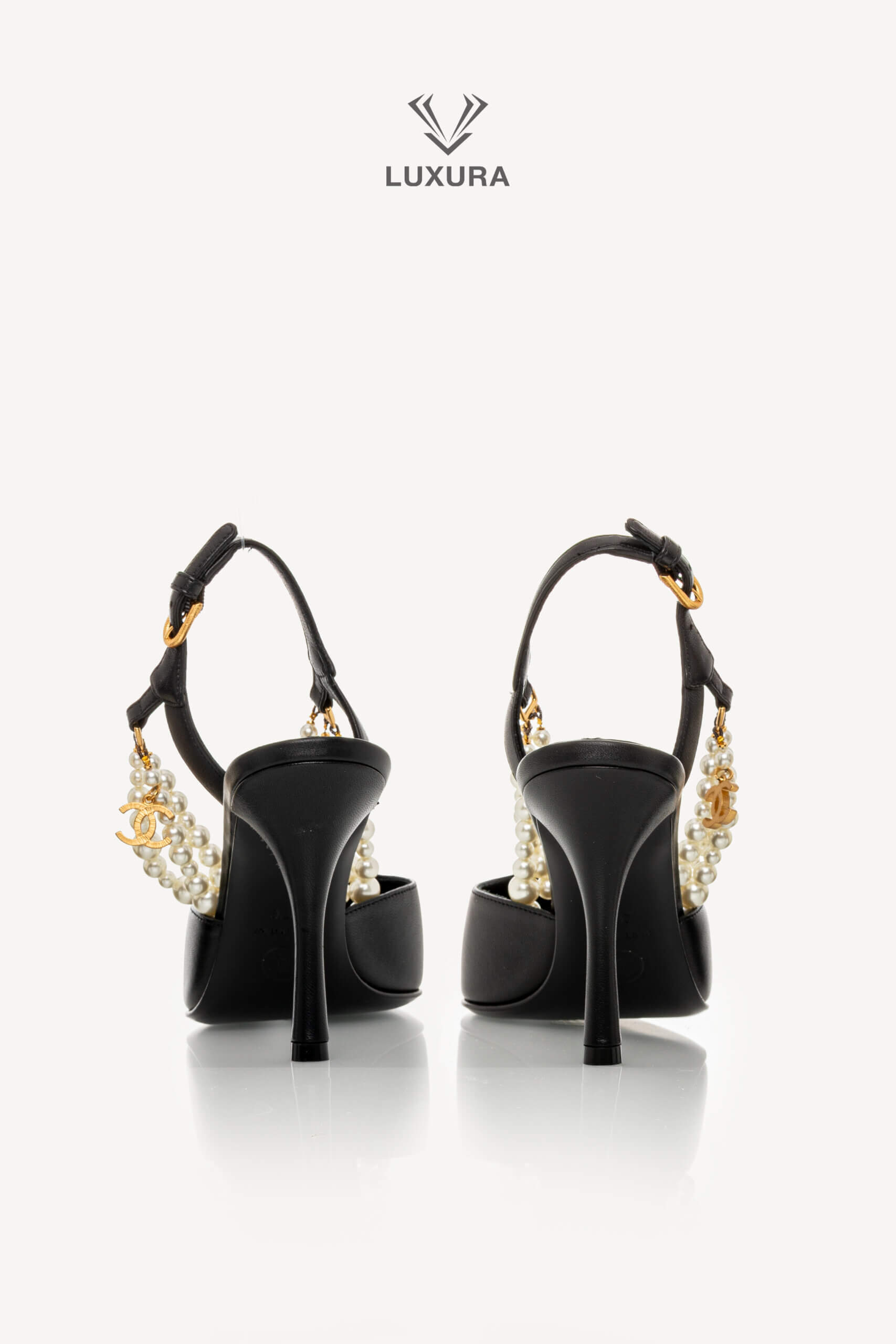<span style="font-size: 10px;letter-spacing: .15em">HARD TO FIND</span><br>            <strong>CHANEL</strong><br>            <div style="margin-top:10px;font-size:16px">Cap Toe Pearl Pumps Leather and Fabric Black 37</div><br> - Image 7