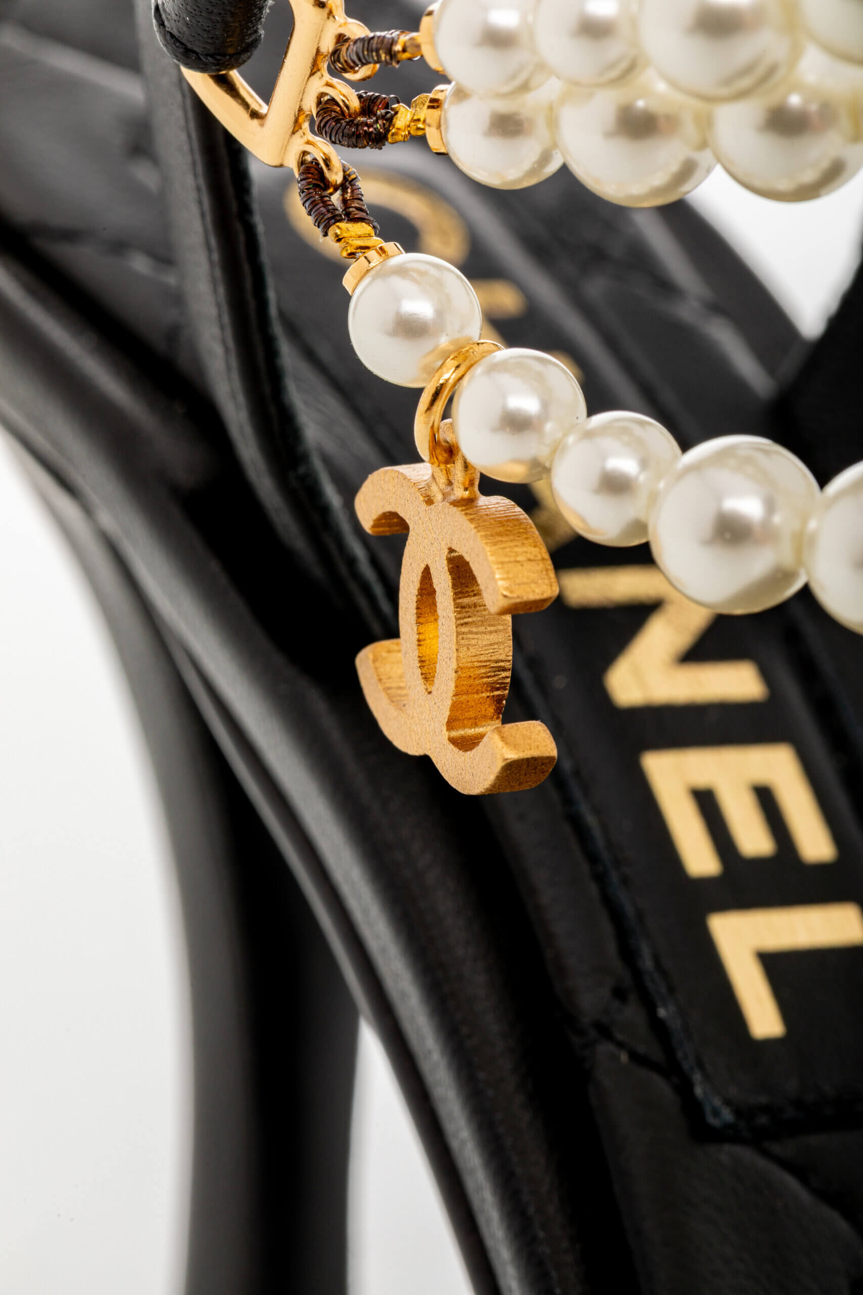 <span style="font-size: 10px;letter-spacing: .15em">HARD TO FIND</span><br>            <strong>CHANEL</strong><br>            <div style="margin-top:10px;font-size:16px">Cap Toe Pearl Pumps Leather and Fabric Black 37</div><br> - Image 11