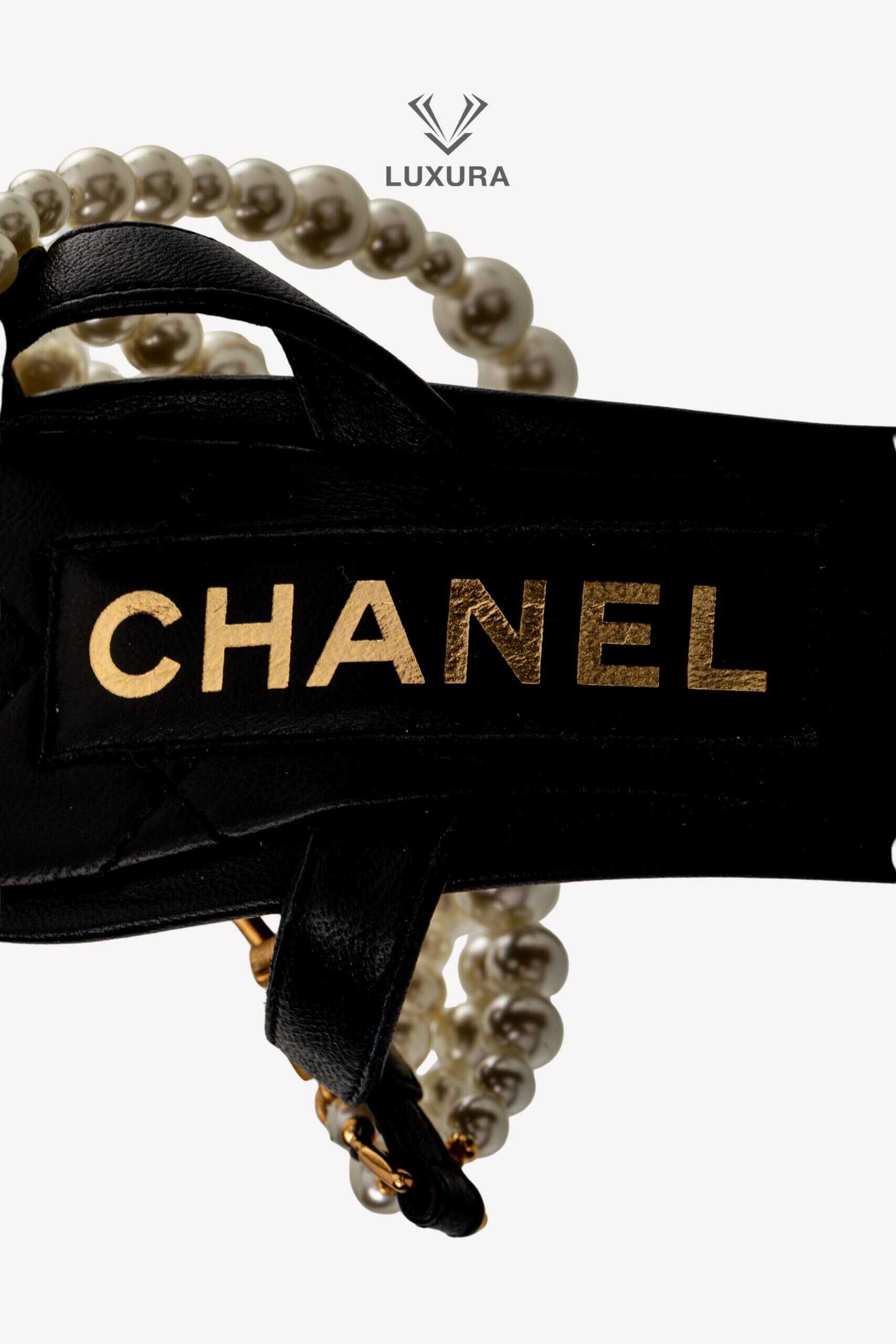 <span style="font-size: 10px;letter-spacing: .15em">HARD TO FIND</span><br>            <strong>CHANEL</strong><br>            <div style="margin-top:10px;font-size:16px">Cap Toe Pearl Pumps Leather and Fabric Black 37</div><br> - Image 17