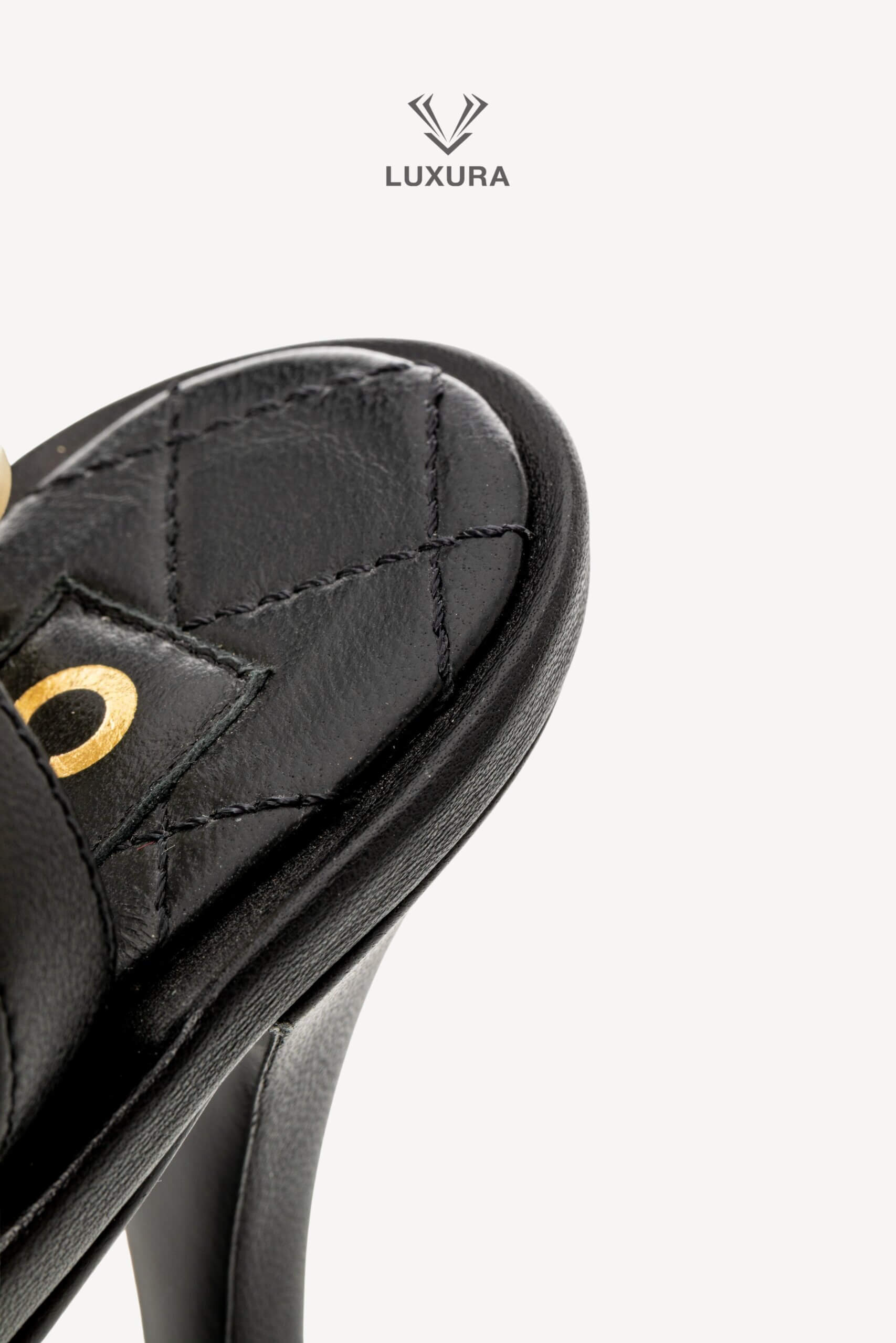 <span style="font-size: 10px;letter-spacing: .15em">HARD TO FIND</span><br>            <strong>CHANEL</strong><br>            <div style="margin-top:10px;font-size:16px">Cap Toe Pearl Pumps Leather and Fabric Black 37</div><br> - Image 19